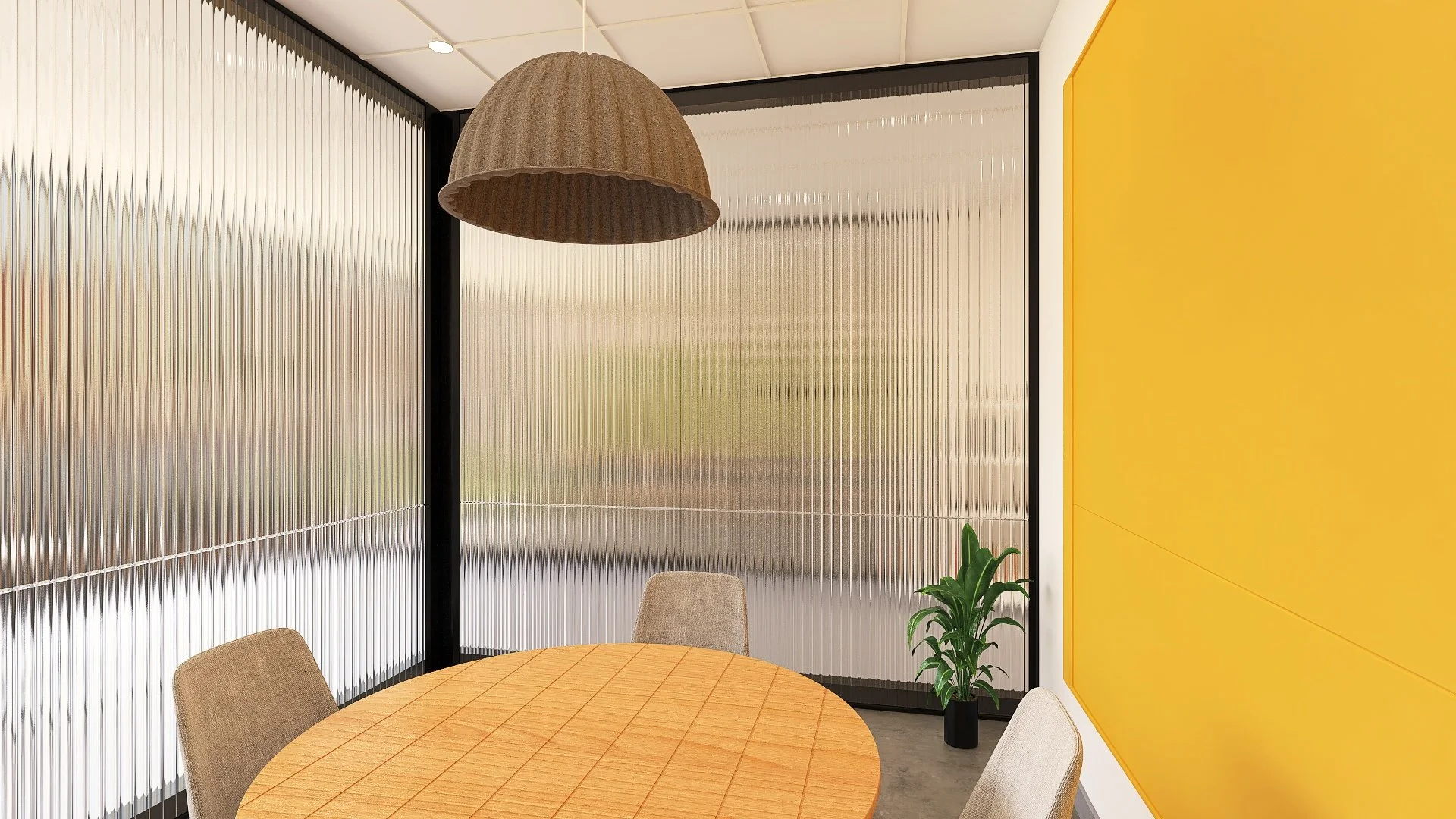 Sala de juntas con mesa redonda de madera, cuatro sillas de tela beige, pared de vidrio ondulado, pared amarilla y planta en maceta negra.