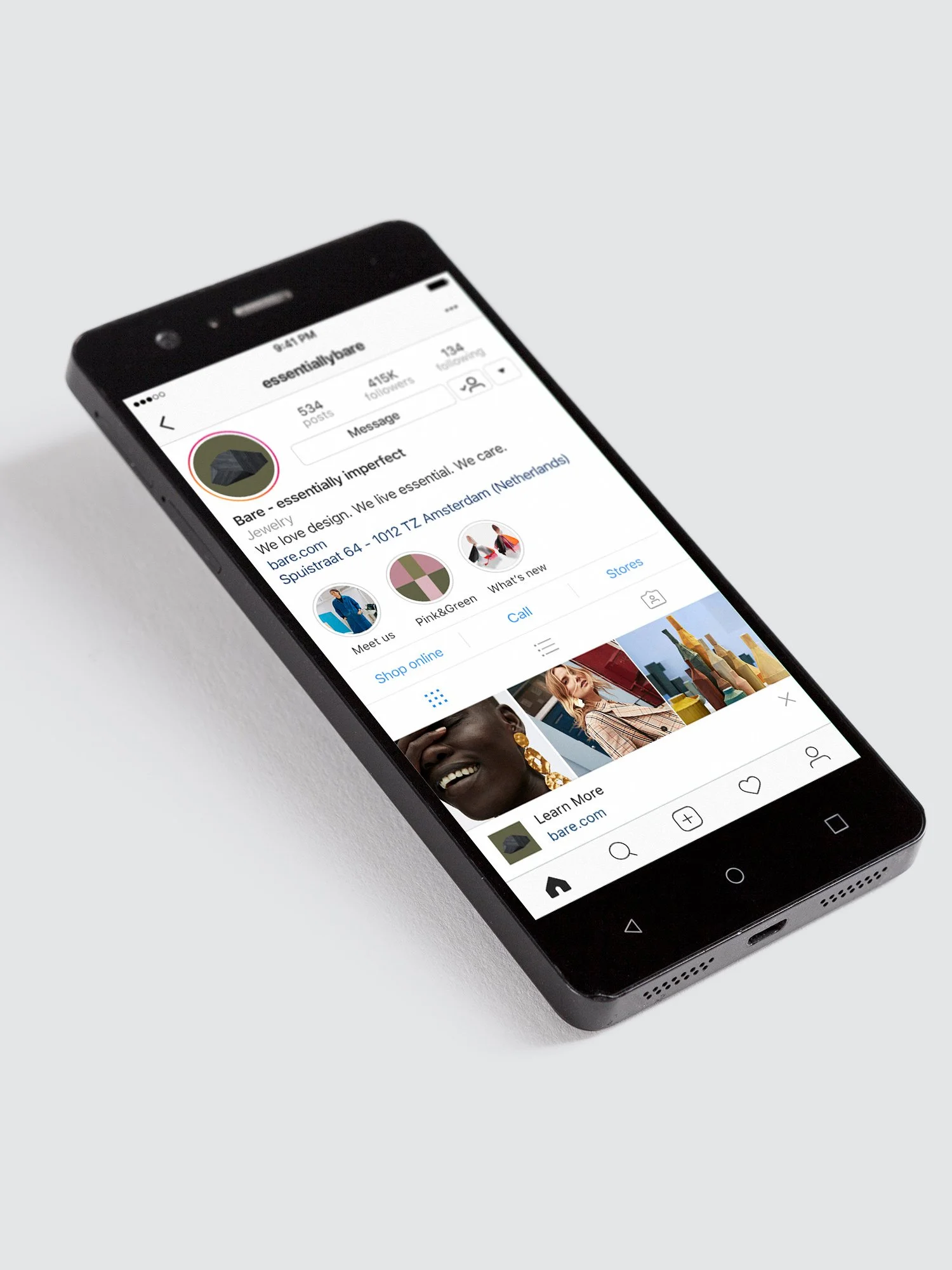 Teléfono móvil mostrando una cuenta de perfil de Instagram con publicaciones, seguidores y una descripción de la cuenta.