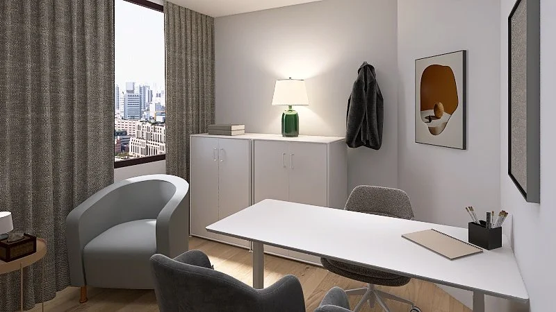 Oficina moderna con escritorio blanco, silla gris, lámpara de mesa verde, y armario blanco. Ventana con cortinas cerradas, decoración minimalista, vista de ciudad al fondo. Paredes claras y piso de madera. Logo, diseño interiores centro de psicologia