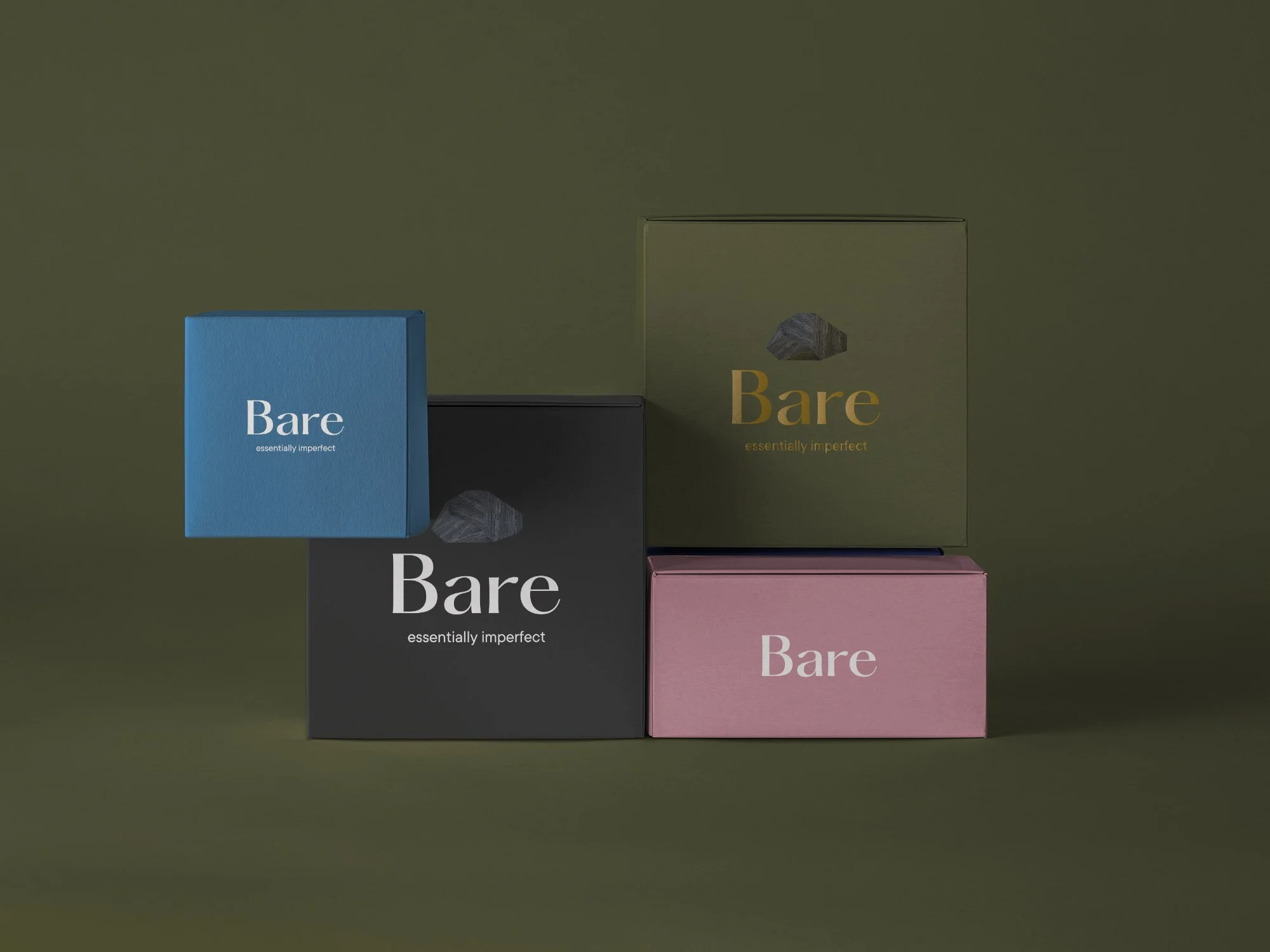 Cuatro cajas de colores diferentes con la marca 'Bare' impresas en ellas, sobre un fondo verde oscuro. Por Agosto Creative Studio Barcelona. Agencia de diseño y comunicación Barcelona.