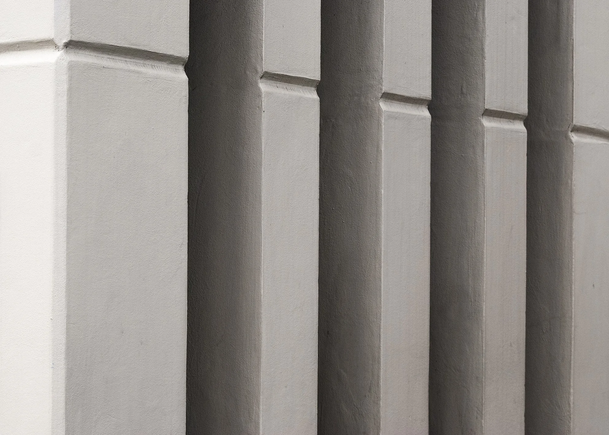 Paneles grises de concreto con patrones geométricos verticales. Fotografía arquitectónica de Londres. London architecture photography. Por Agosto Creative Studio Barcelona. Agencia de diseño y comunicación Barcelona.