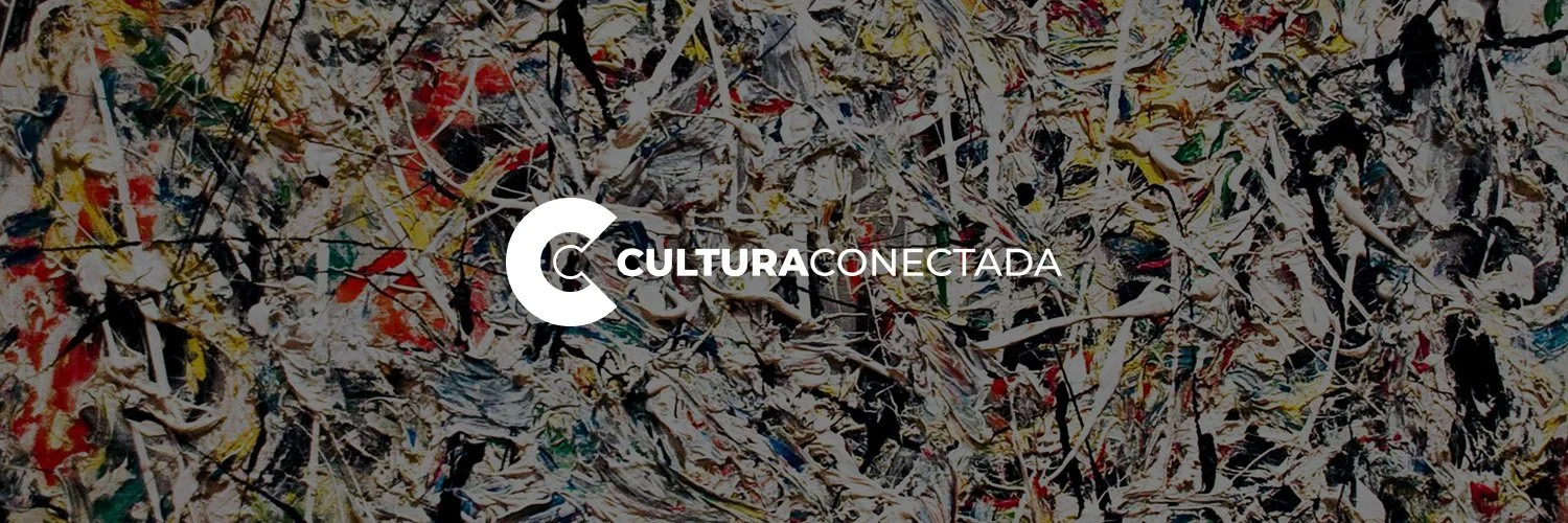Fondo abstracto con la frase 'Cultura Conectada' en el centro. Logo de Cultura Conectada. Branding por Agosto Creative Studio. Branding y diseño de identidad visual y logotipo de magazín cultural.