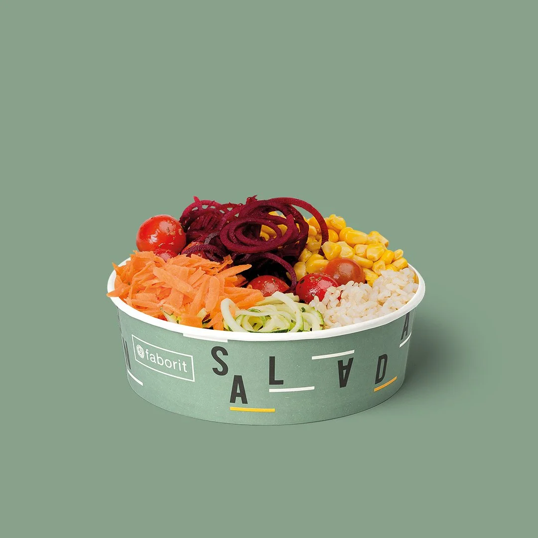 Ensalada en un recipiente con verduras variadas como maíz, cebolla, zanahoria, tomate, remolacha y arroz.