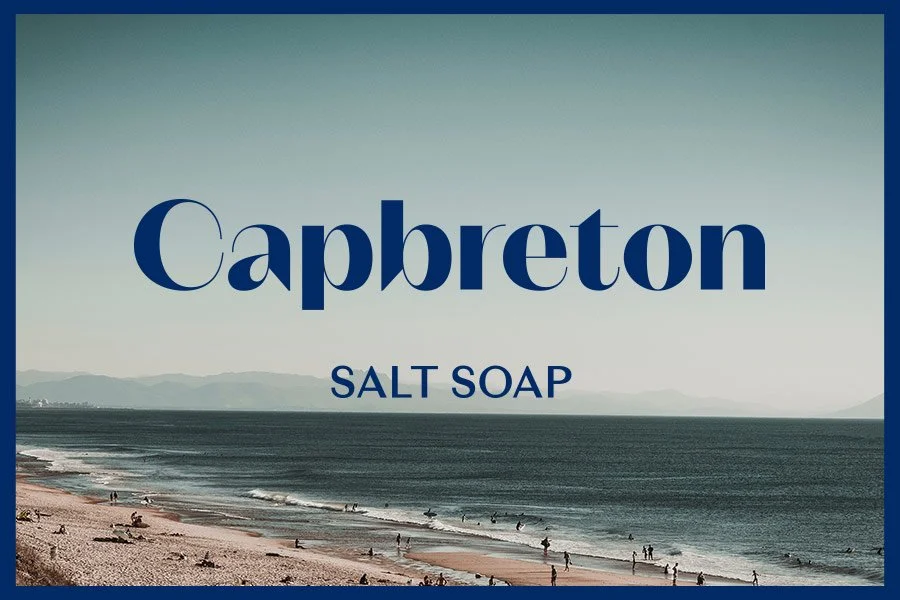 Playa con mar al fondo y el texto "Capbreton Salt Soap" en el centro. Branding por Agosto Creative Studio. Branding y diseño de identidad visual y logotipo de marca de skincare y jabones.