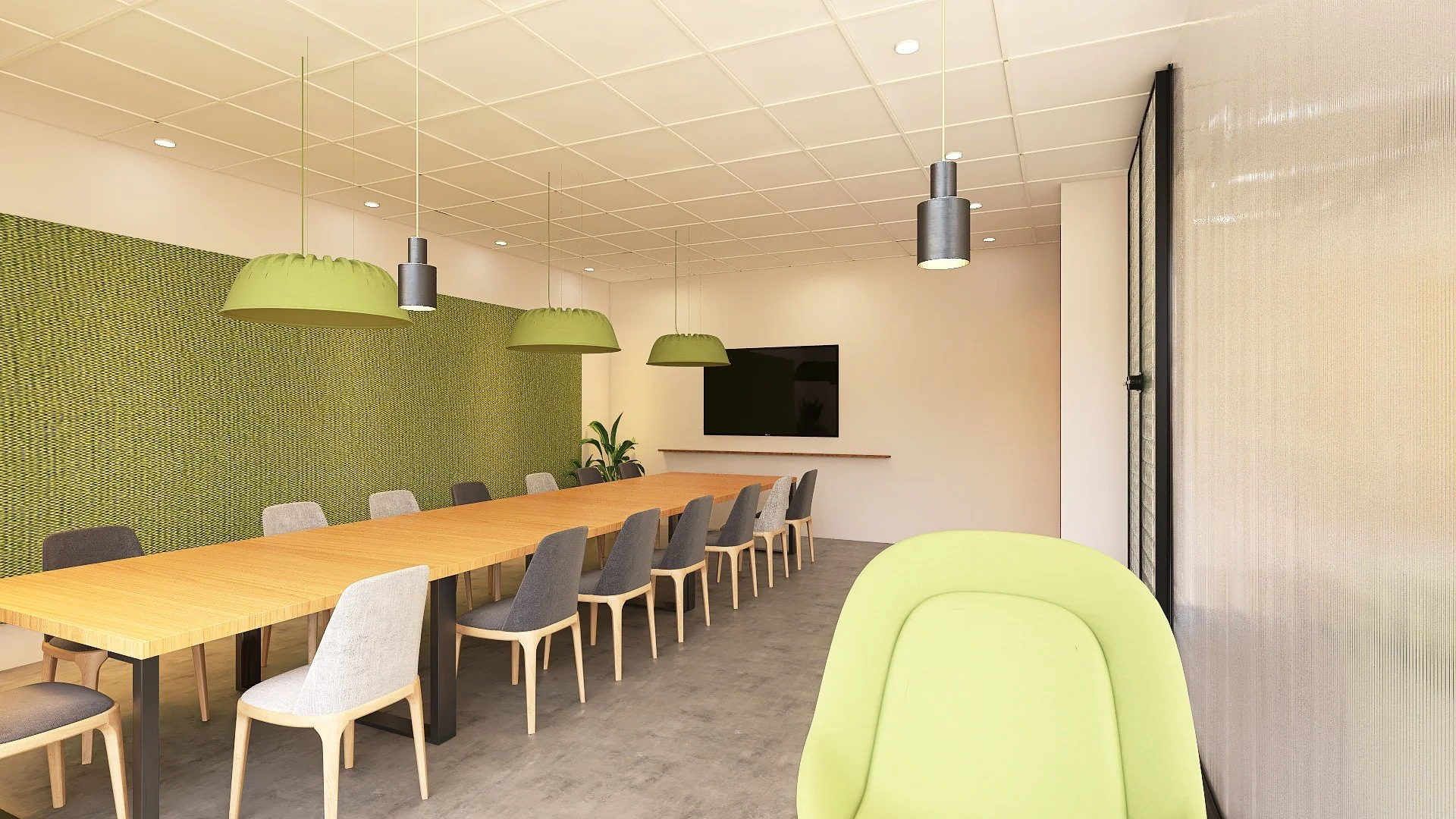 Sala de reuniones con mesa larga, sillas de diferentes colores, paredes decorativas, televisón y lámparas verdes suspendidas.