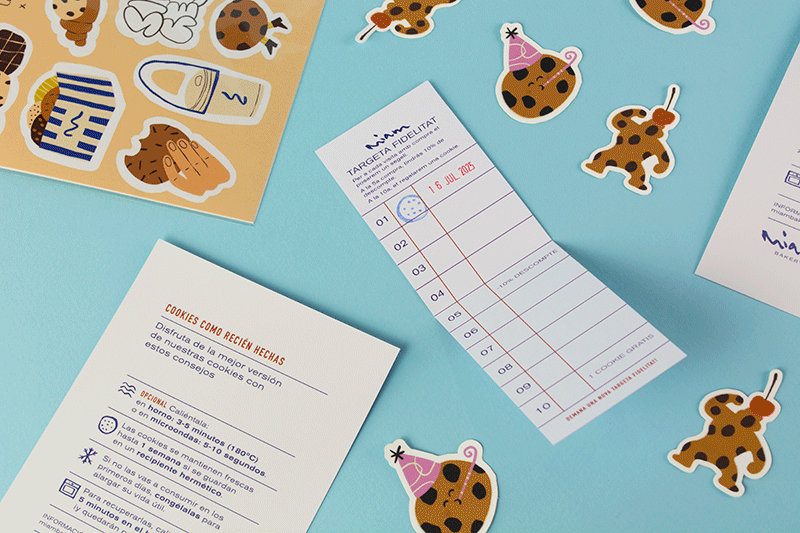 Tarjeta de fidelidad y stickers. Mionas Bakery. Especialidad en Cookies en Sitges. Retail Design, diseño de tiendas. Foto de producto.