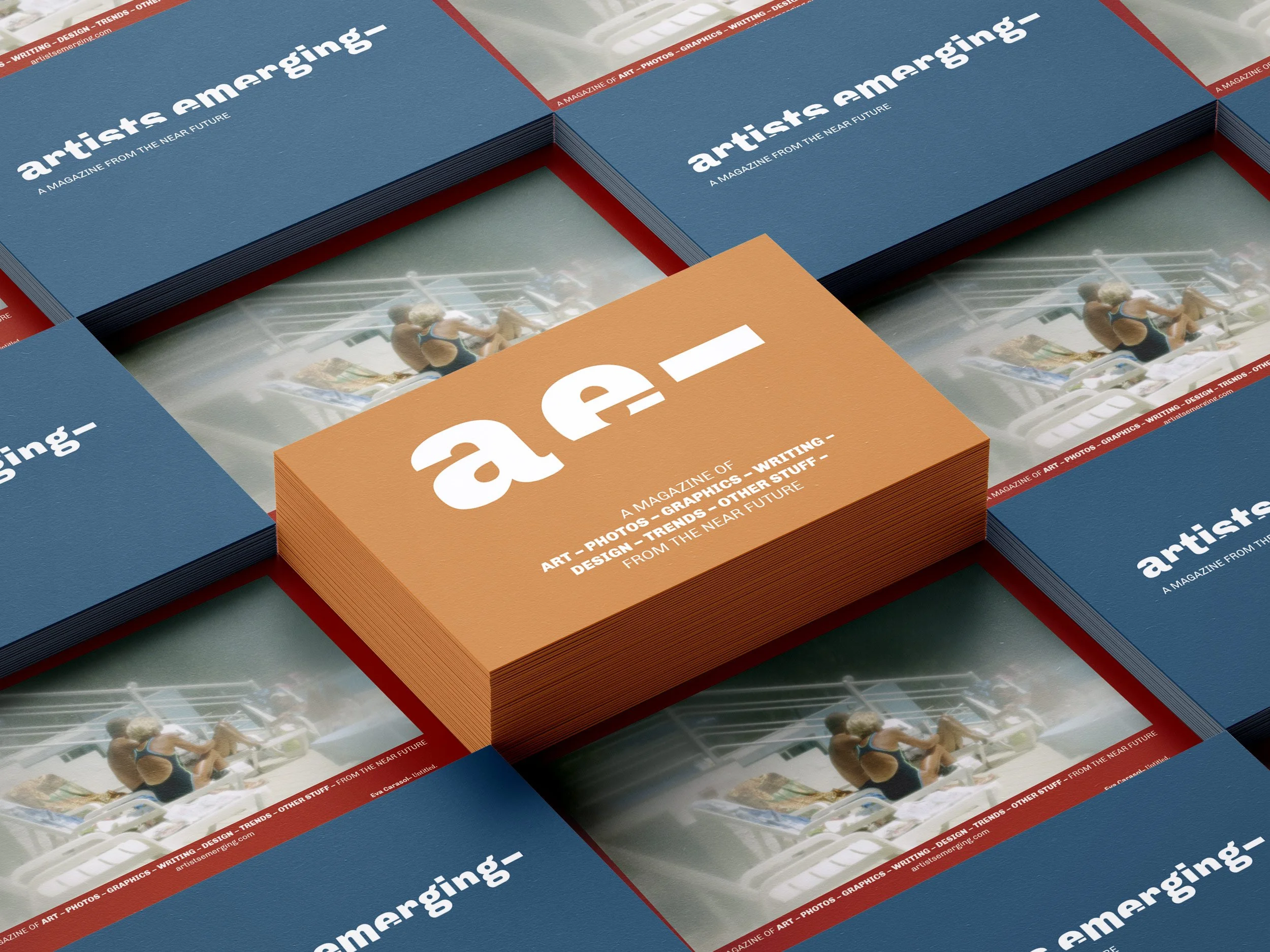 Revistas apiladas con portadas que dicen "artists emerging" y "ae-", junto a una imagen de personas en un ambiente veraniego. Diseño editorial. Editorial design. Agosto Creative Studio.
