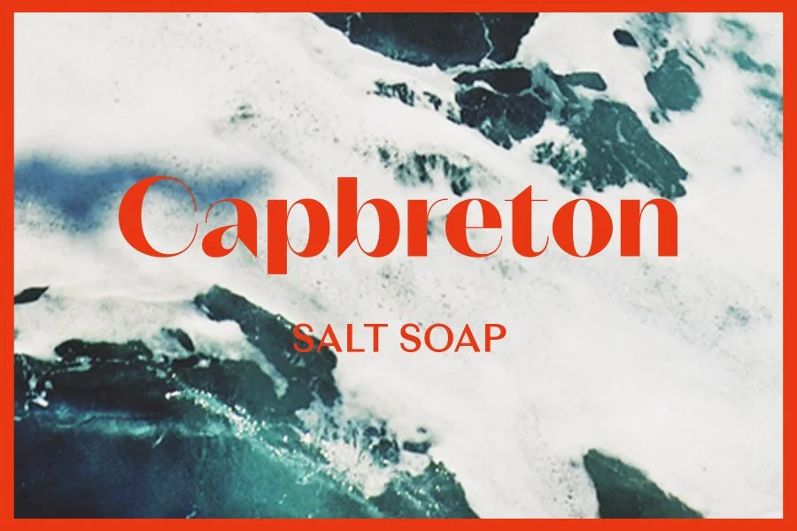 Fondo de espuma marina con texto "Capbreton Salt Soap" en letras rojas. Branding por Agosto Creative Studio. Branding y diseño de identidad visual y logotipo de marca de skincare y jabones.