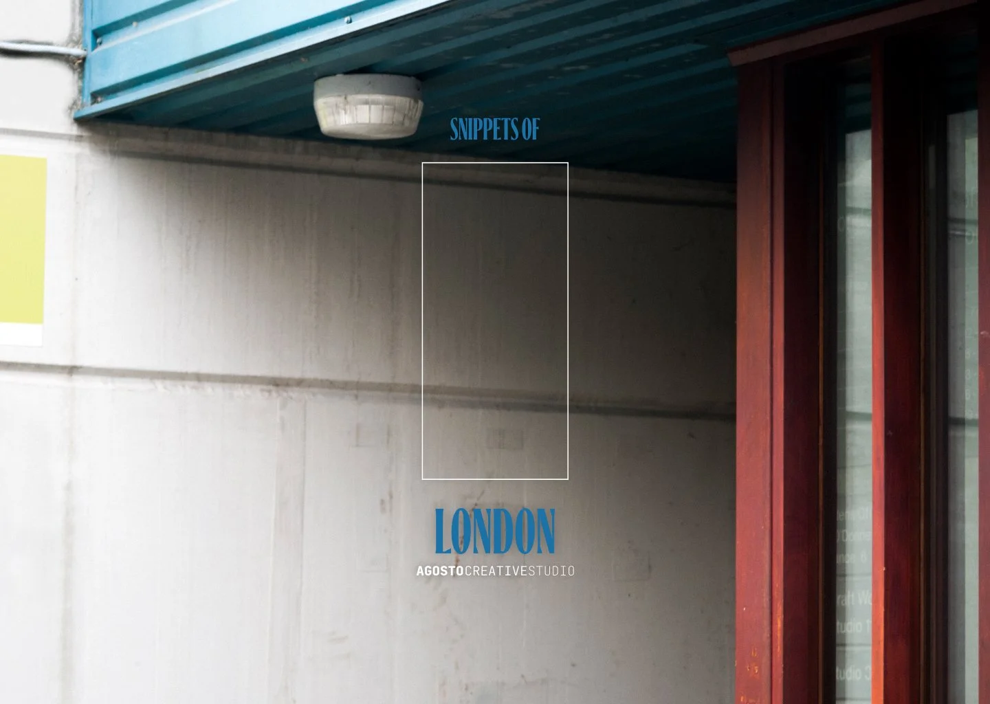 Vista de un patio con pared blanca, techo azul y ventanas de madera, con texto en la imagen que dice "Snippets of London" y "Agostocreativestudio"