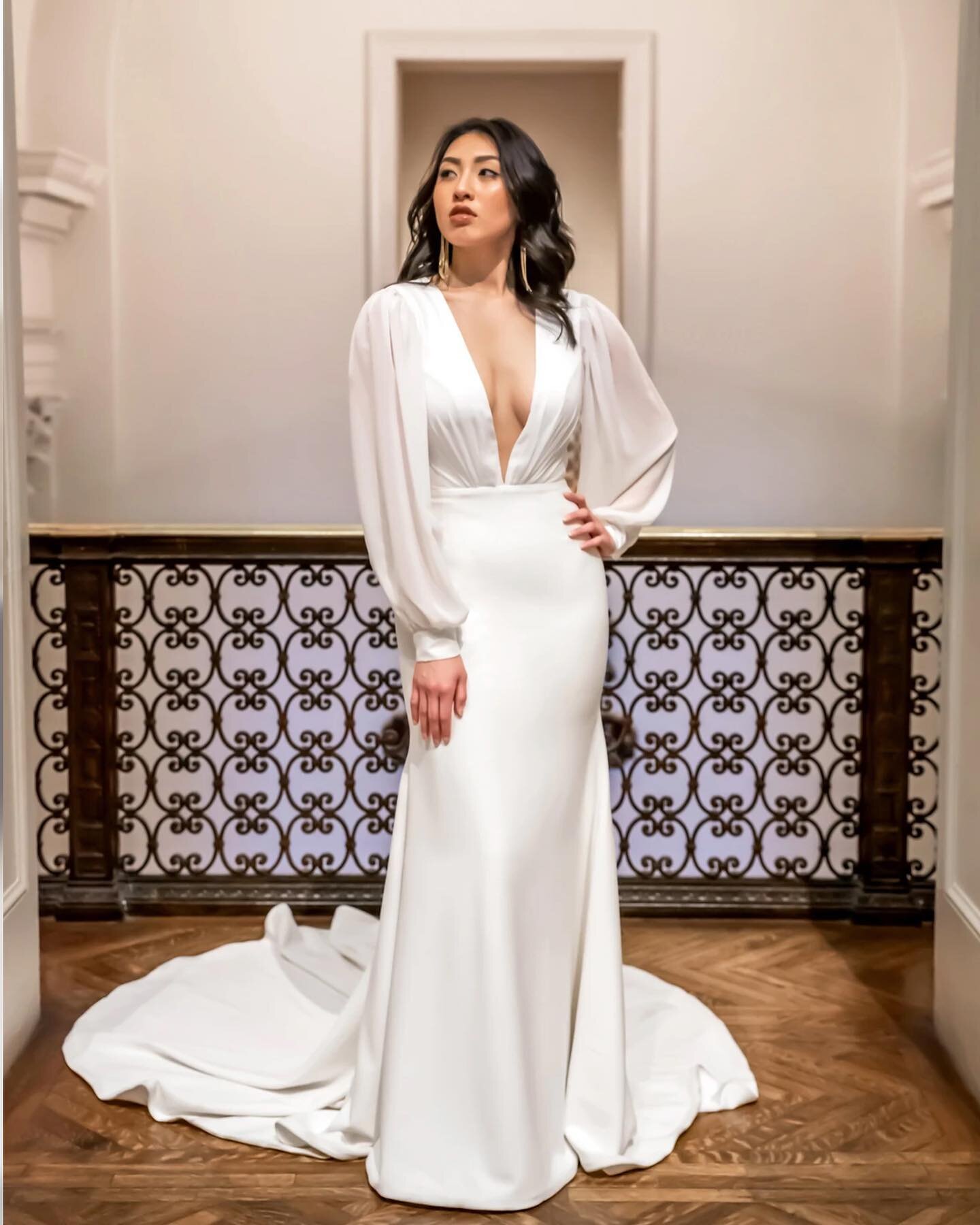she&rsquo;s bold &amp; she&rsquo;s classy - meet G W E N ✨ #colbyjohncanvas 

#newdress #longsleeveweddingdress #uniqueweddingdress #fittedweddingdress #indybridalboutique #colbyjohnbridalcouture