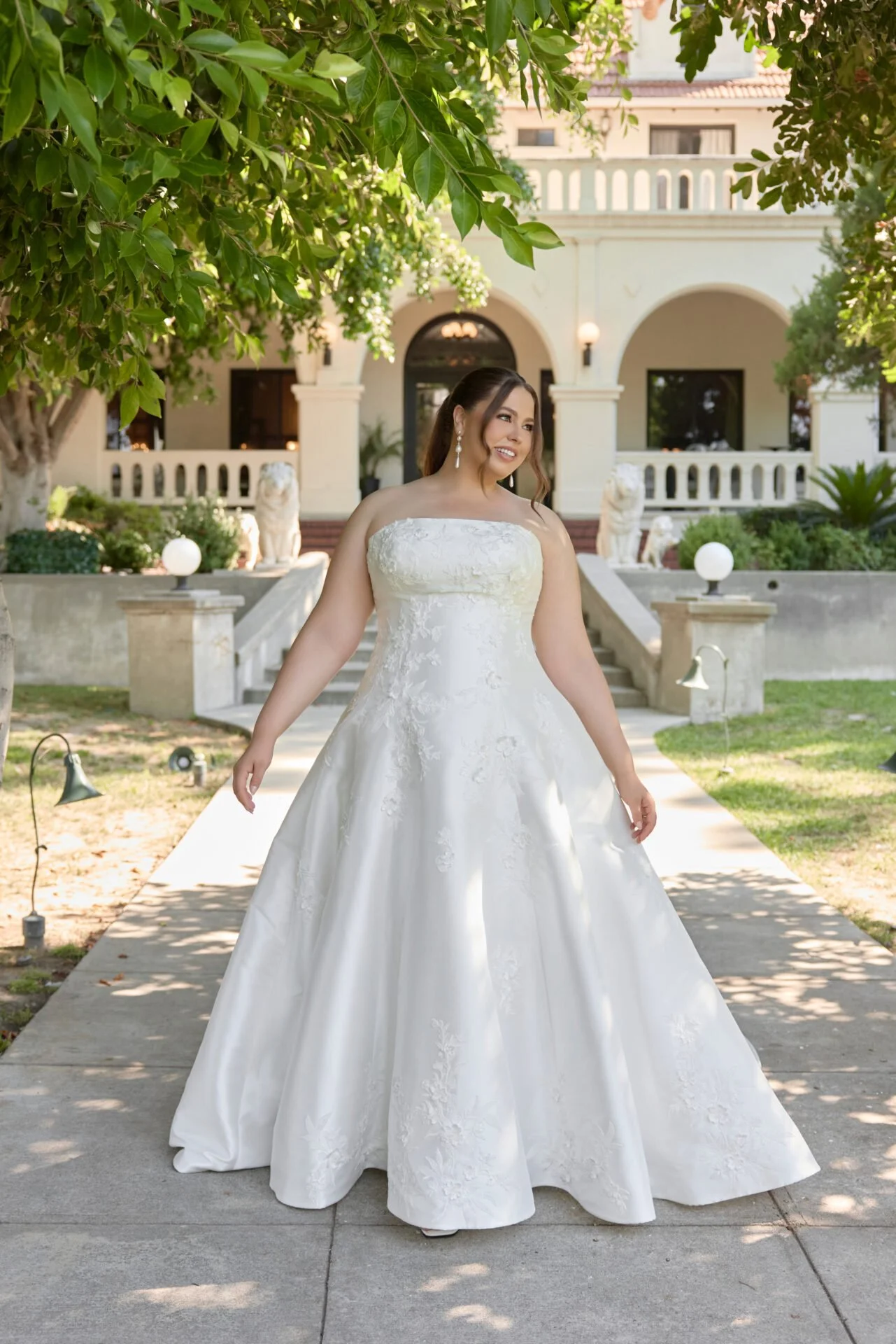 Curves, Confidence &amp; Timeless Romance
