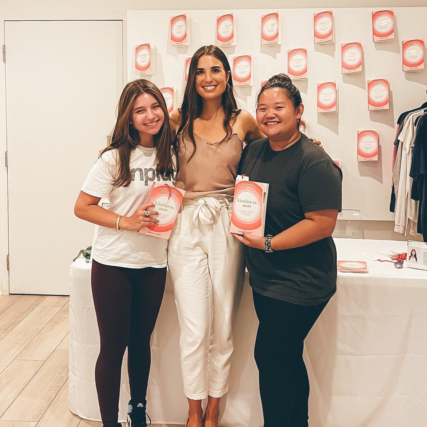 LA, you were GORGEOUS this past weekend!❤️ Thank you to everyone who came to practice, connect and celebrate Kindness Now📕 at @unplugmeditation 

Your support and presence filled my heart and meant so much. It was moving to see your faces and create