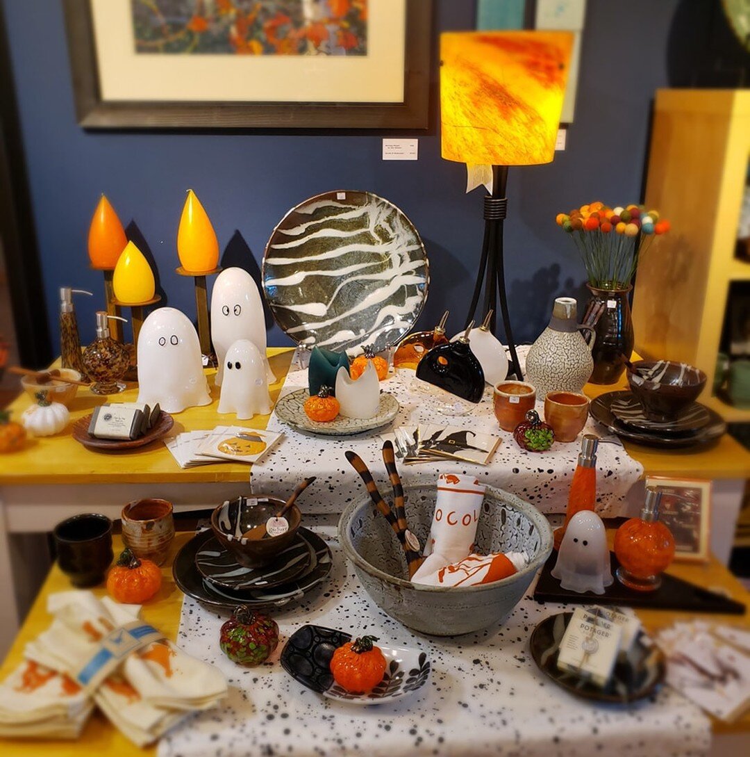It's starting to get spooky at Seasons Gallery!!

 #functionalart #hudsonwi #supportlocalart #affordableart #seasonsgallery #shopsmall #witchy #spookyseason #ghost #glassart #ceramics #pumpkin