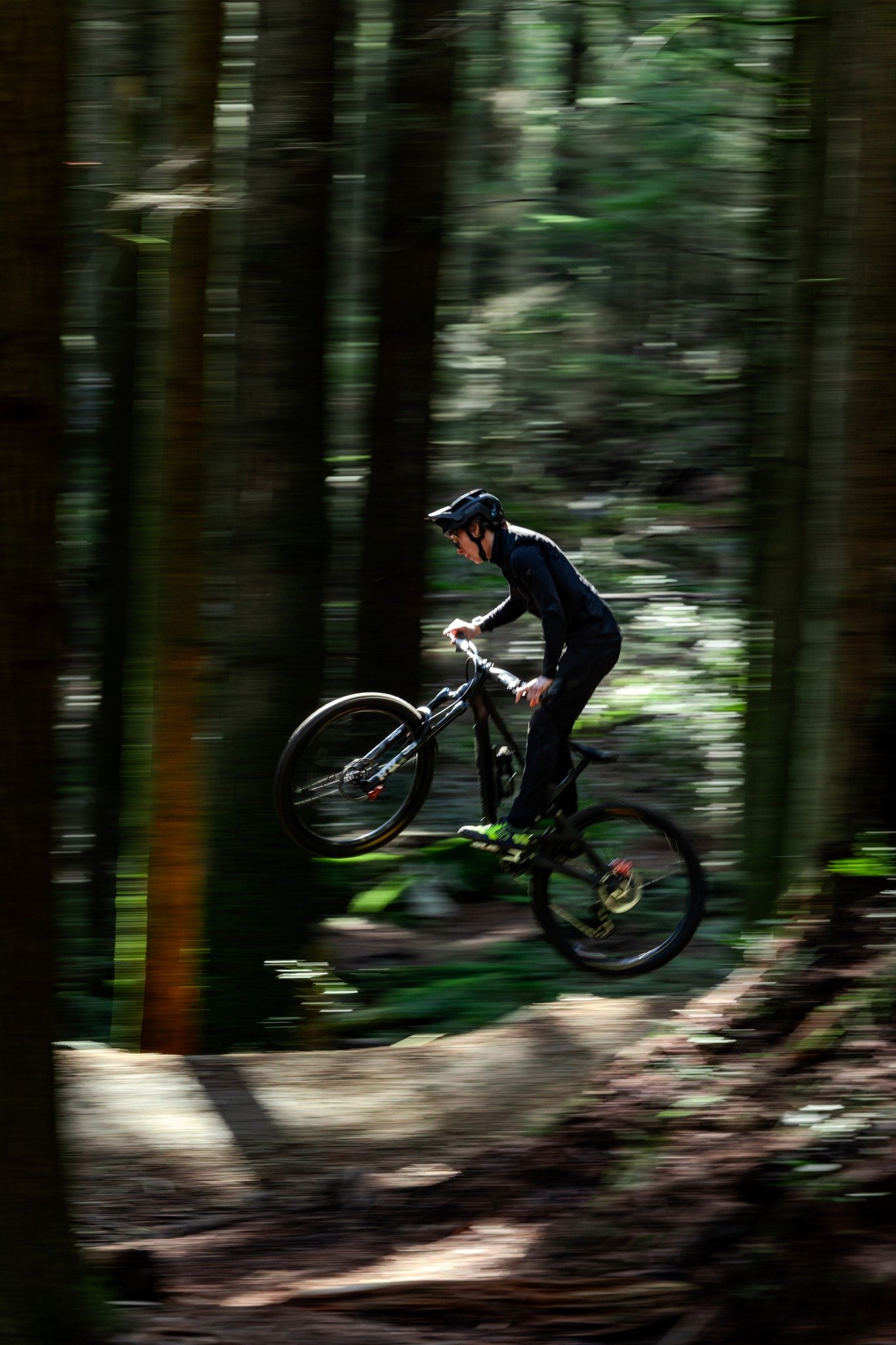 Rumour has it, Adam's wheels haven't touched the ground in 17 years - the guy only knows how to get air. Leave some air for the rest of us mate.
.
📷 @livingston.geoff 
.
.
.
#SendIt #JustSendIt #MTB #MountainBike #MountainBiking #MTBStyle #BikeLife 