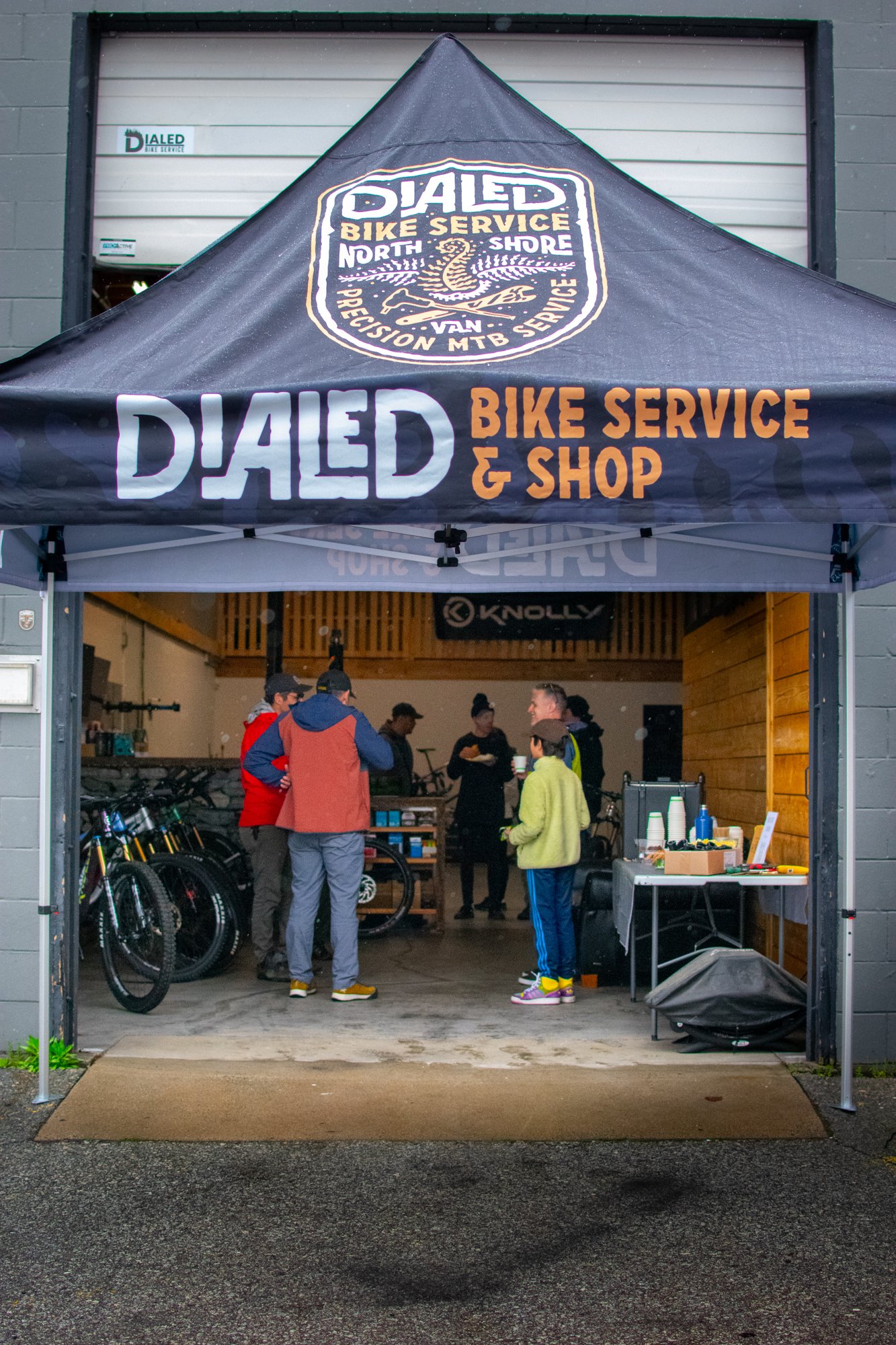 A huge thank you to everyone that showed up for our event on Saturday! The weather wasn't perfect (actually it was miserable), but that didn't stop a whole bunch of you coming down to check things out!
.
Massive thanks to the teams at @knollybikes an