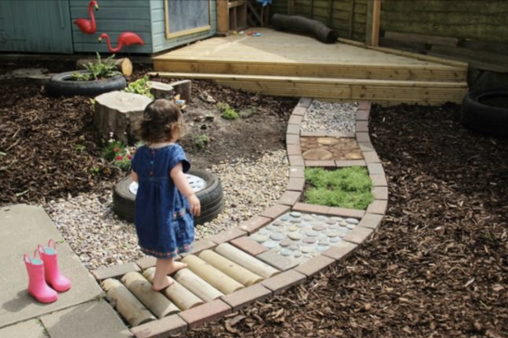 Chemin sensoriel par Play at Home Teacher