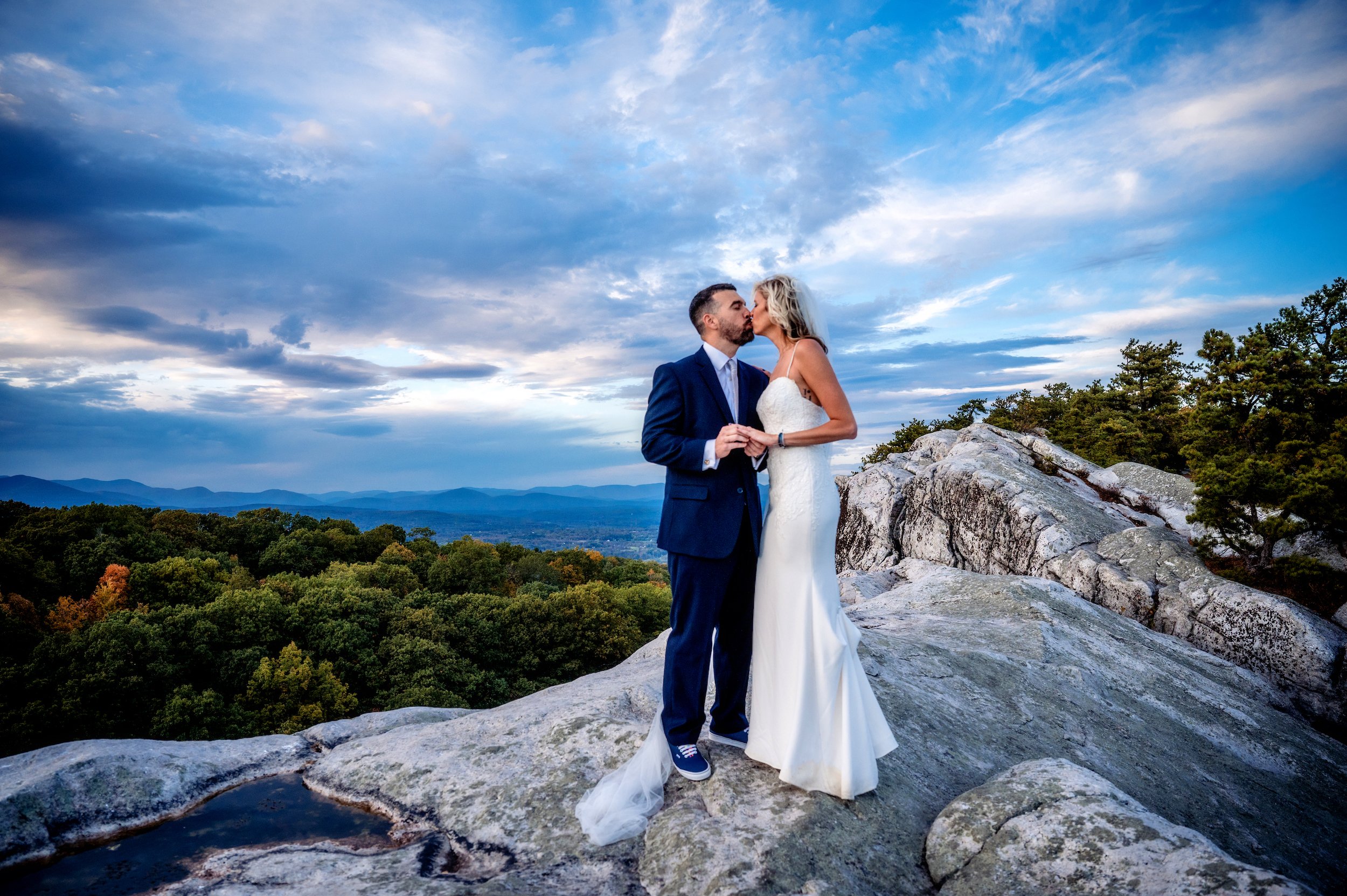 Jeff_Tisman_Photography_Jill_and_Mike_Vow_Renewal_14_Bride_and_Groom_Kiss_Millbrook_Preserve.jpg