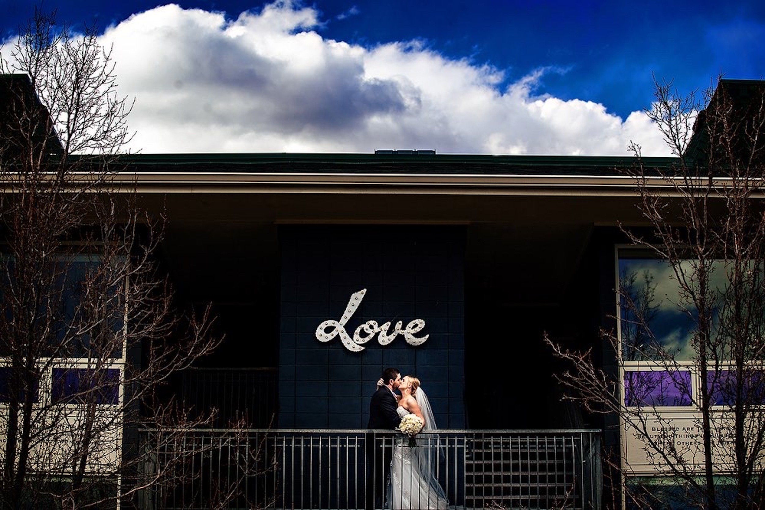 Jeff_Tisman_Wedding_Photography_Hunter_Sydney_Newly_Married_Couple_Poses_in_front_of_Hotel_Boulderado_Love_Sign.JPG