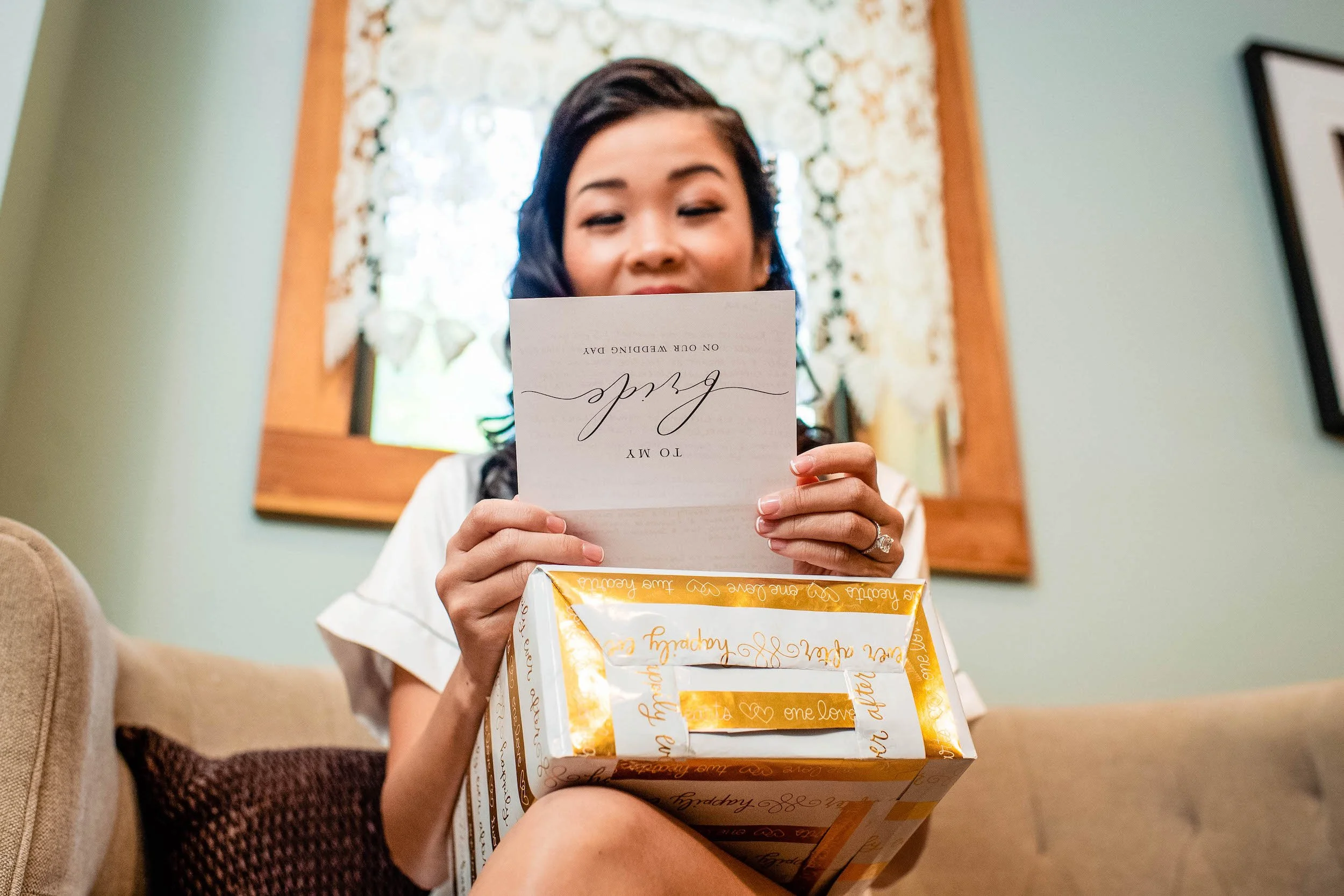 Bride reads special note addressed to her
