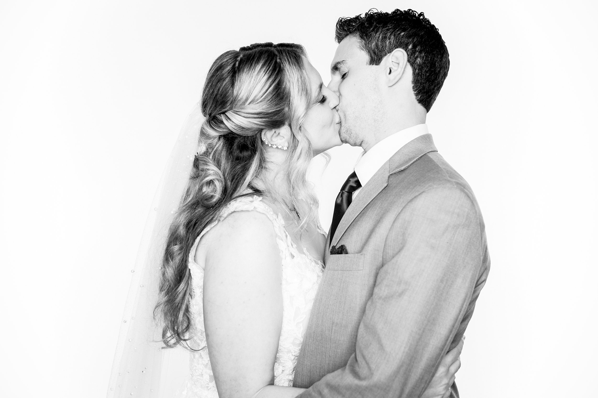bride-groom-fine-art-bw-kiss.jpg