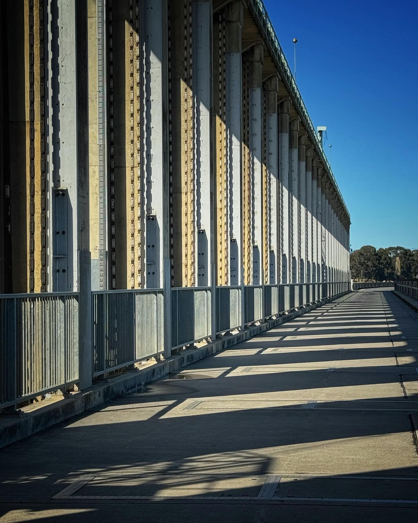 Hume Dam
Spent the last week or so road tripping to Newcastle and back. Hume Dam was one of our last stops. #humedam #lakehume #nsw #lake #dam #architecture #archtecturephotography