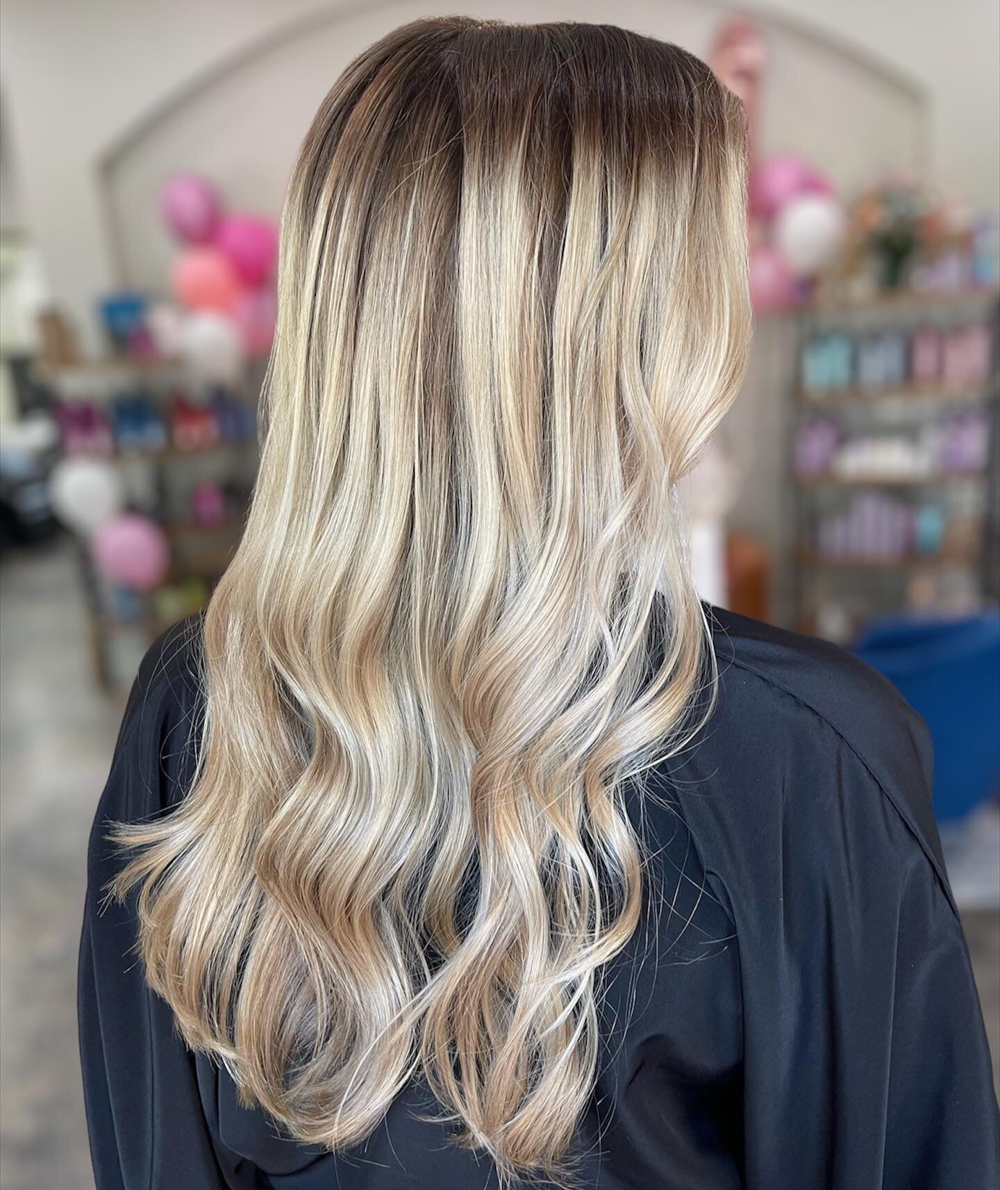 Adding a root melt to your blonde look gives you longevity between appointments, meaning a lower maintenance, blended grow out!
By @cassiemize.hair 
&bull;
&bull;
&bull;
#rootmelt #smudgeroot #rootedblonde #lowmaintenancehair #lowmaintenanceblonde #m