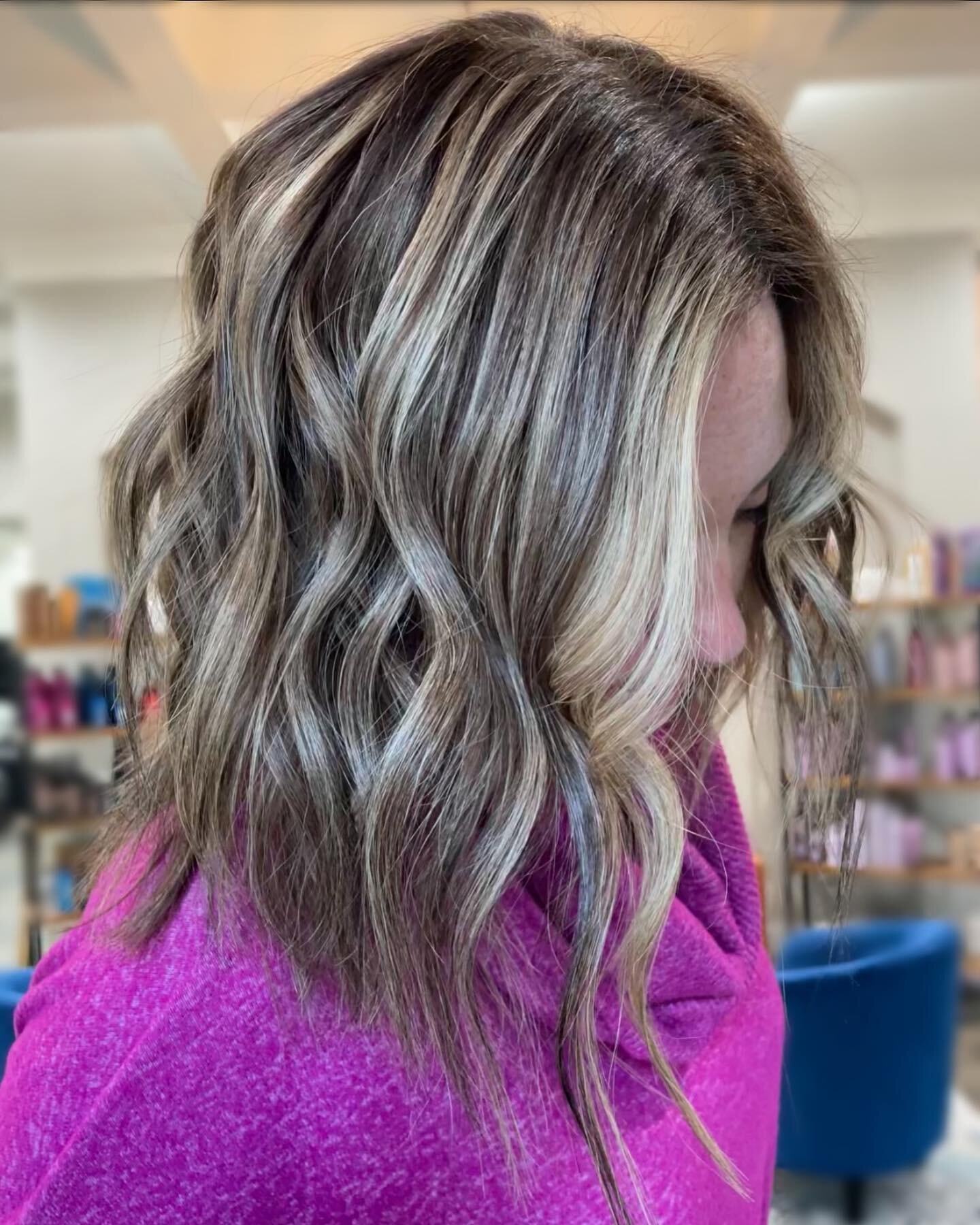 When high contrast and lived in color come together, magic is made! 🪄 💎✨
By @celestemoon.hair 
&bull;
&bull;
&bull;
#highcontrastbalayage #moneypiece #livedinhair #livedinhaircolor #brunettebalayage #bronde #brondehair #brondebalayage #teasylights 