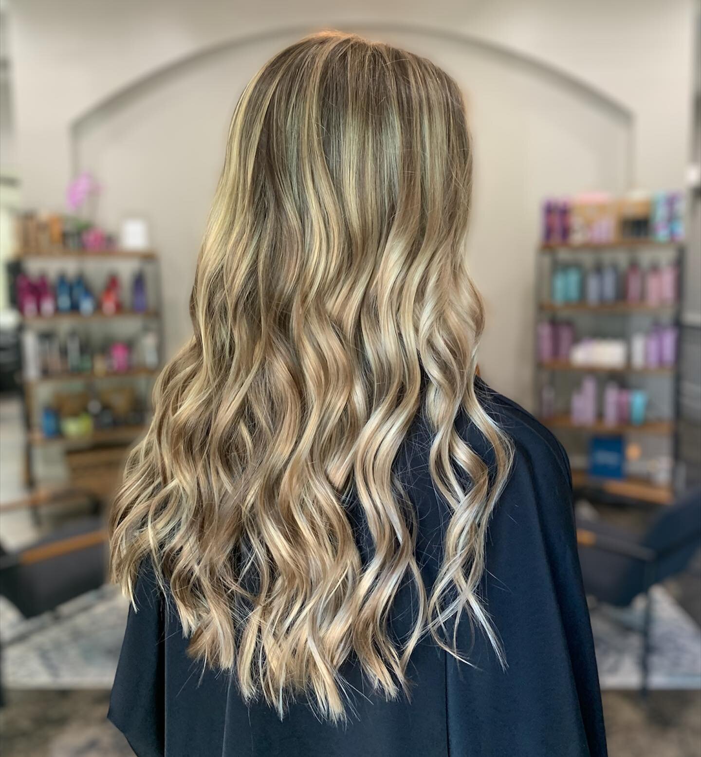 Perfect just got better 🪄 
By @summerwood.hair 
&bull;
&bull;
&bull;
#balayage #teasylights #foilayage #livedinhaircolor #livedincolor #bronde #brondehair #beachyhair #caramelblonde #honeyblonde #behindthechair #behindthechairstylist #citiesbesthair