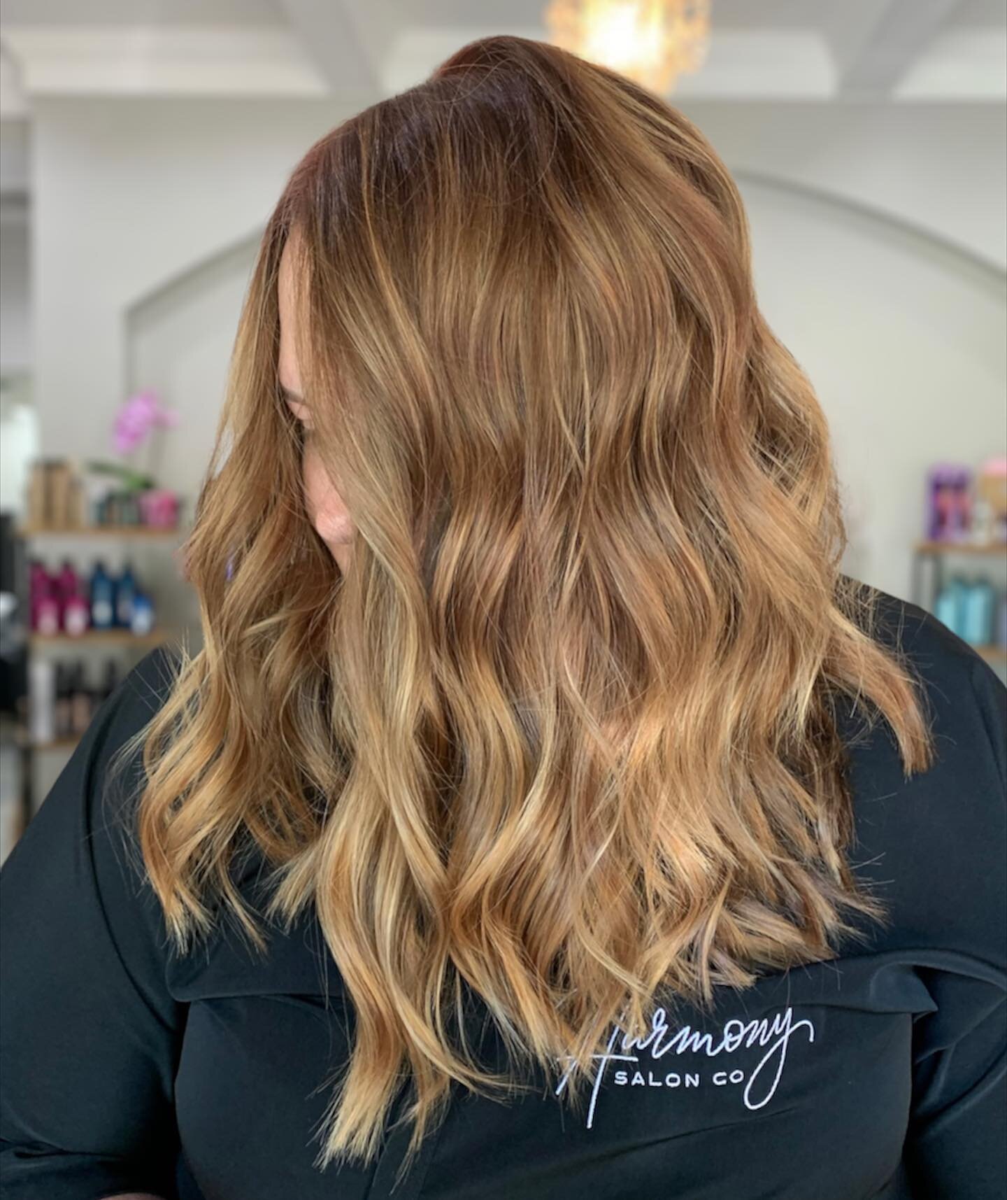 Bronde, but make it golden 🤩
By @katie.epperson.hair 
&bull;
&bull;
&bull;
#brondehair #caramelhair #goldenhair #warmhair #warmtonedhair #honeyhair #honeyhaircolor #caramelhaircolor #caramelbalayage #brondehaircolor #warmhaircolor #warmbalayage #tea