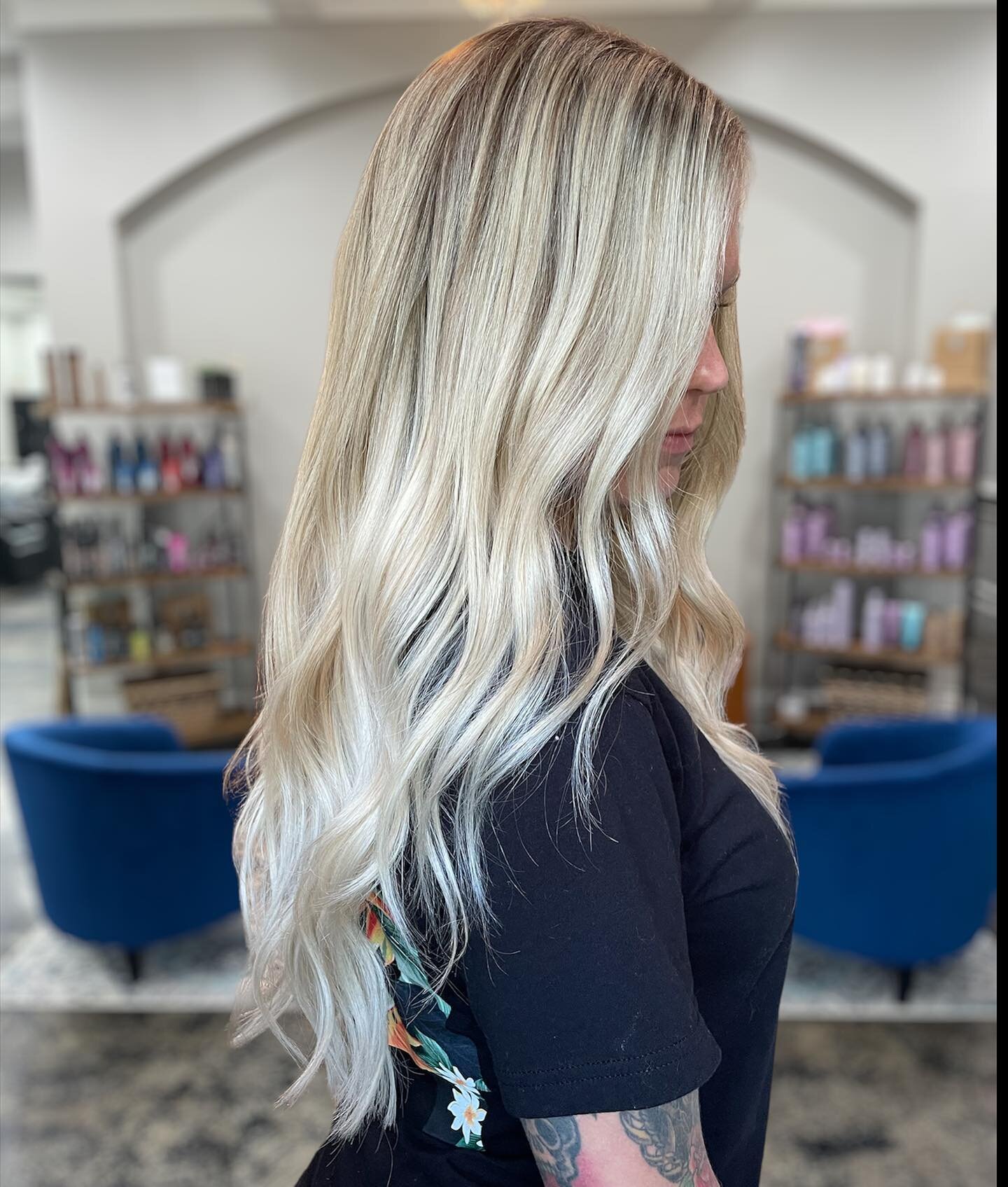 Is your hair super fine and refuses to hold a curl? Just 1-2 rows of extensions can change your life!! 
babylights and extensions
by @celestemoon.hair 
&bull;
&bull;
&bull;
#handtiedextensions #sewinextensions #handtiedwefts #hairextensions #hairexte