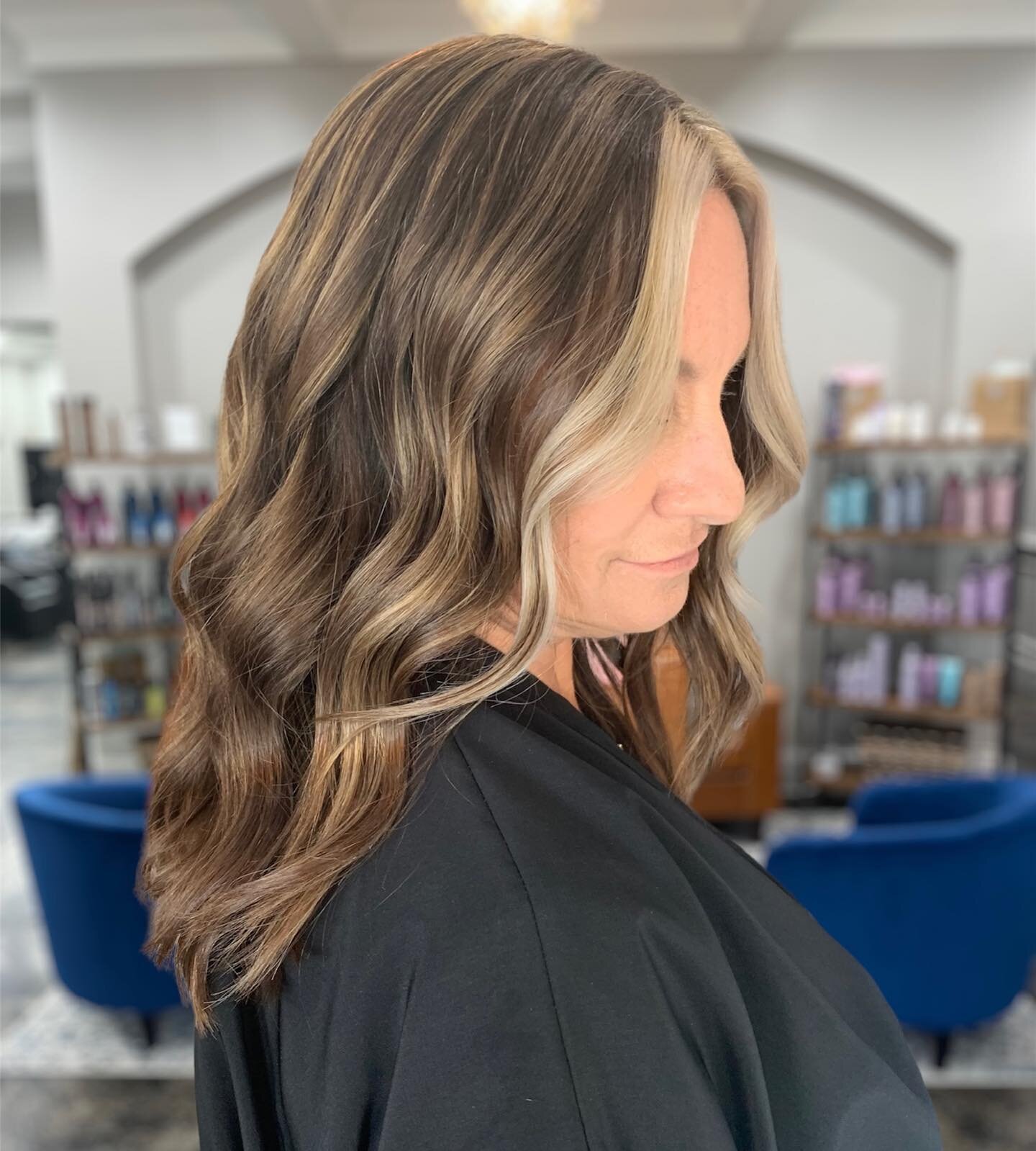 Keeping it fresh with a poppin&rsquo; money piece 💕💥
By @summerwood.hair 
&bull;
&bull;
&bull;
#moneypiece #balayage #trendyhair #haircolorinspo #balayage #balayagehair #teasylights #foilayage #bronde #brondehair #brondehaircolor #behindthechair #b