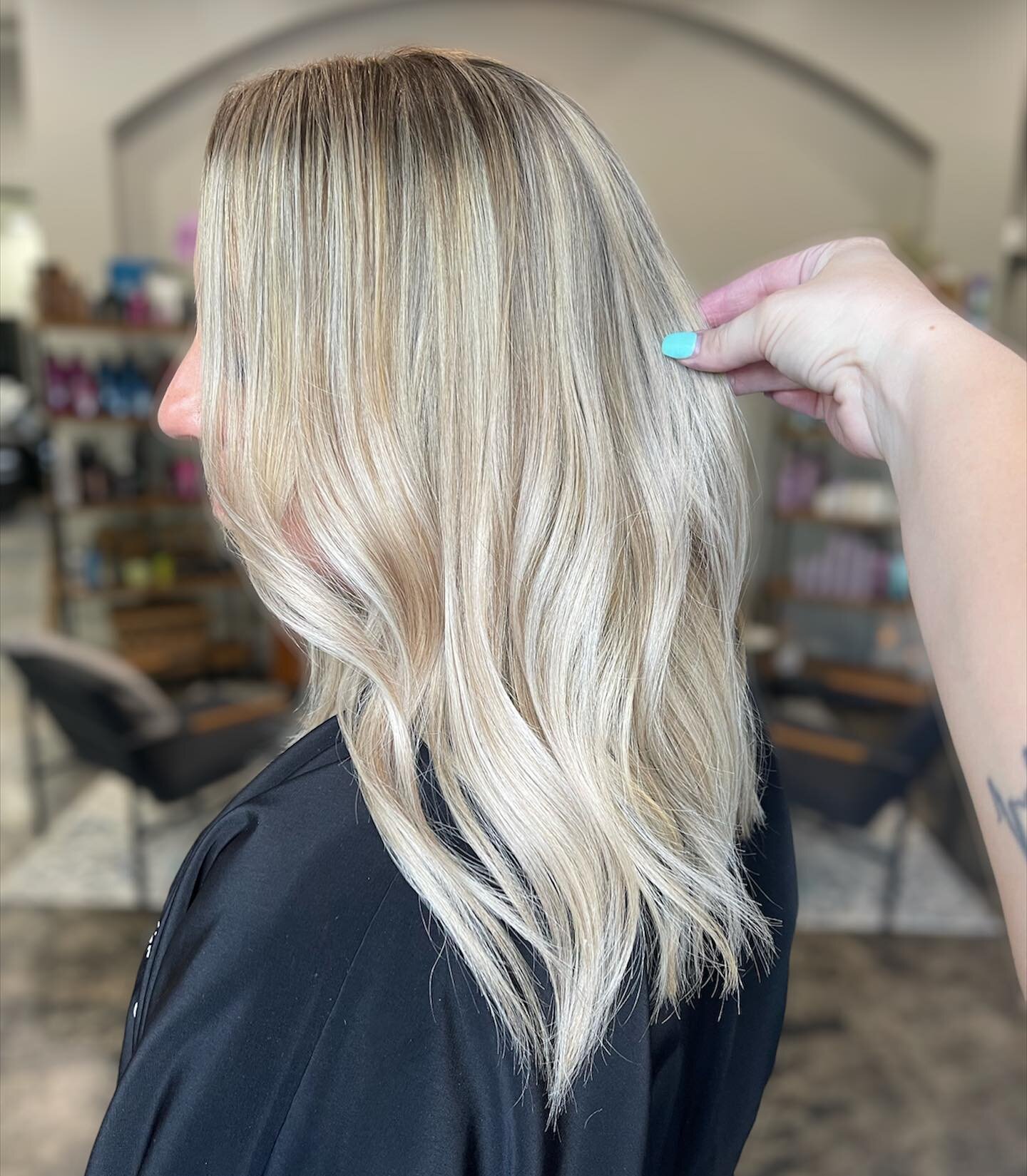 Healthy blonde is the best blonde ✨💁🏼&zwj;♀️ Be sure to check out our olaplex special!
By @taylorbrooke.hair 
&bull;
&bull;
&bull;
 #blondehair #warmblonde #honeyblonde #blondehighlights #teasylights #balayage #warmbalayage #blondebalayage #softwav