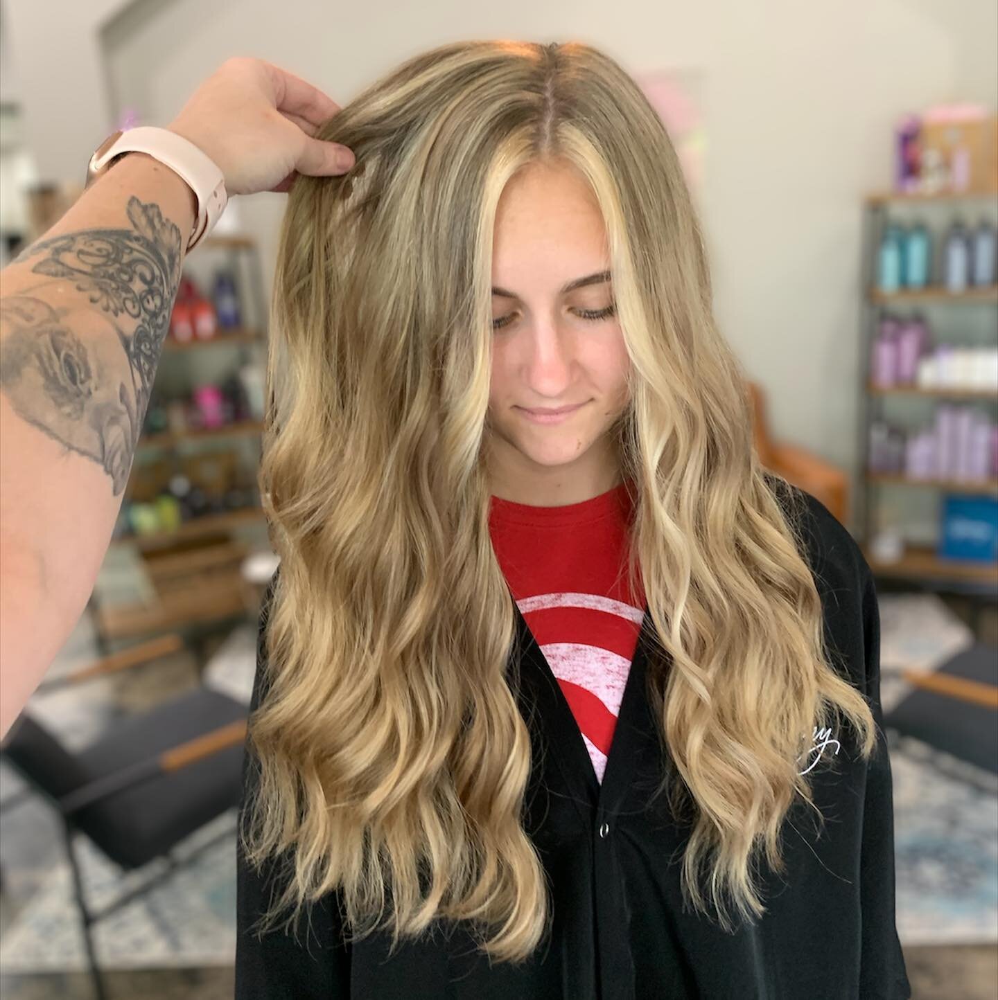 Have you gotten your hair &ldquo;back to school ready&rdquo;? Don&rsquo;t forget to book with us and reset your summer hair with an #olaplex treatment package! 
By @summerwood.hair 
&bull;
&bull;
&bull;
#balayage #blondebalayage #bronde #brondehair #