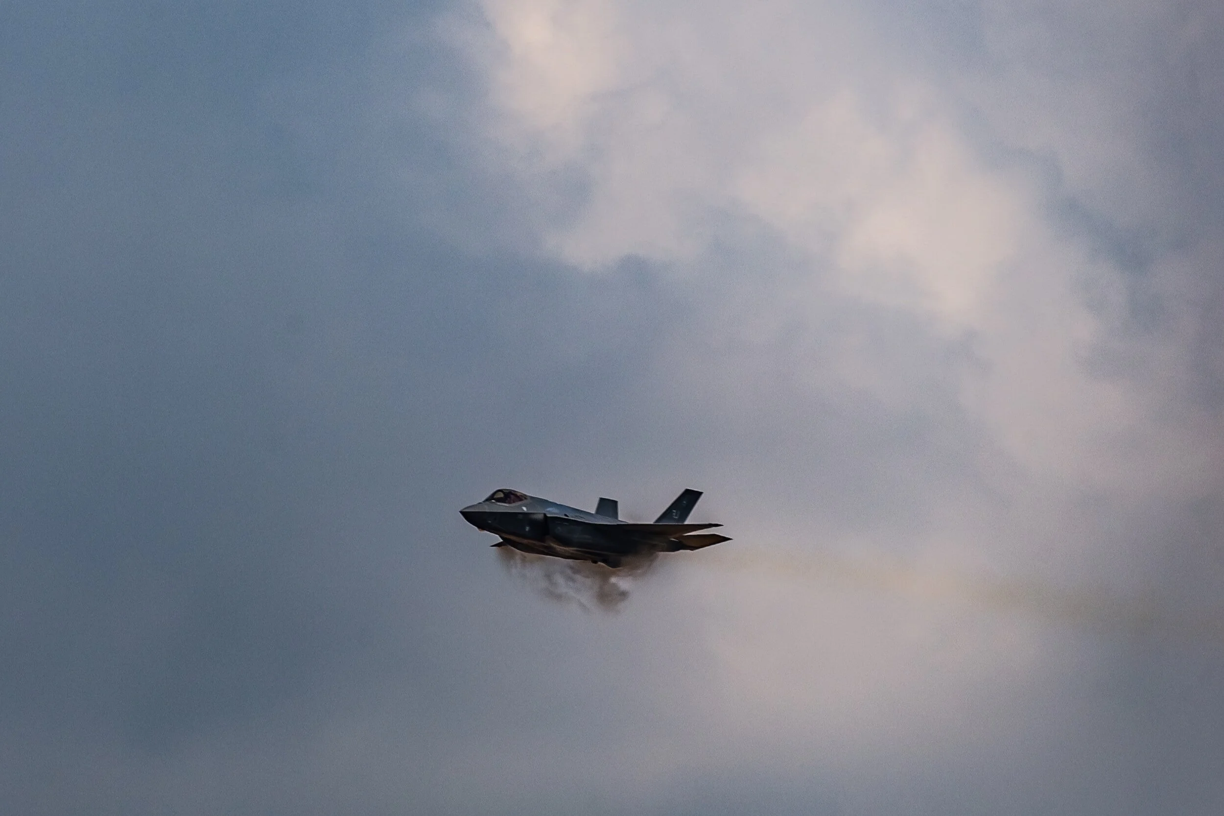 An F-35 plane flying in the sky.