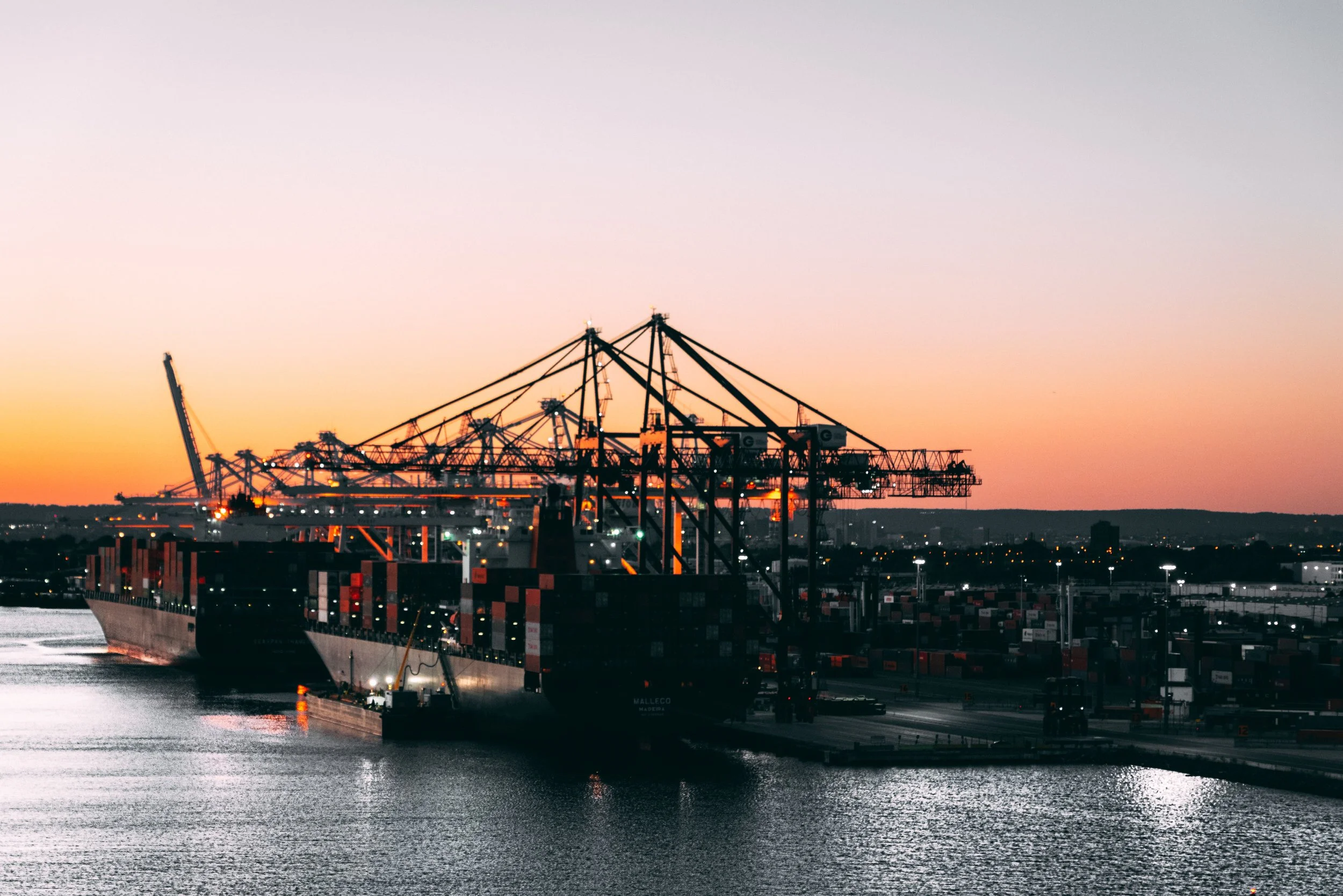 Port of Oakland shut gates for 3rd night in a row while truckers protest CA AB5 law