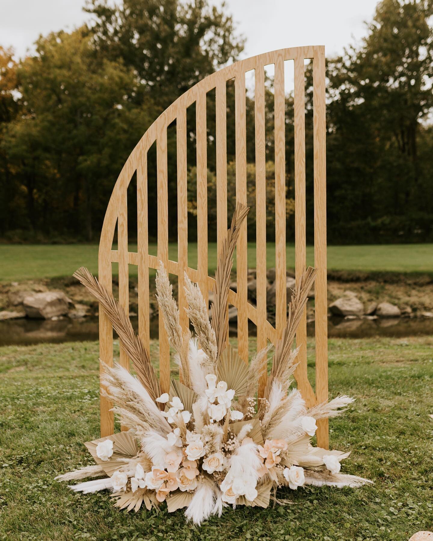 TRIPLE WHAMMY = When your ceremony arch is ALSO used for your family photos &amp; a sweetheart backdrop! 👏🏼📸🌼
 

Featured: Boho Backdrop, Arched Rattan Shelves, Rattan Tabletop, &amp; Boho Rug 🤍

Photographer: @moodymountainsphotography