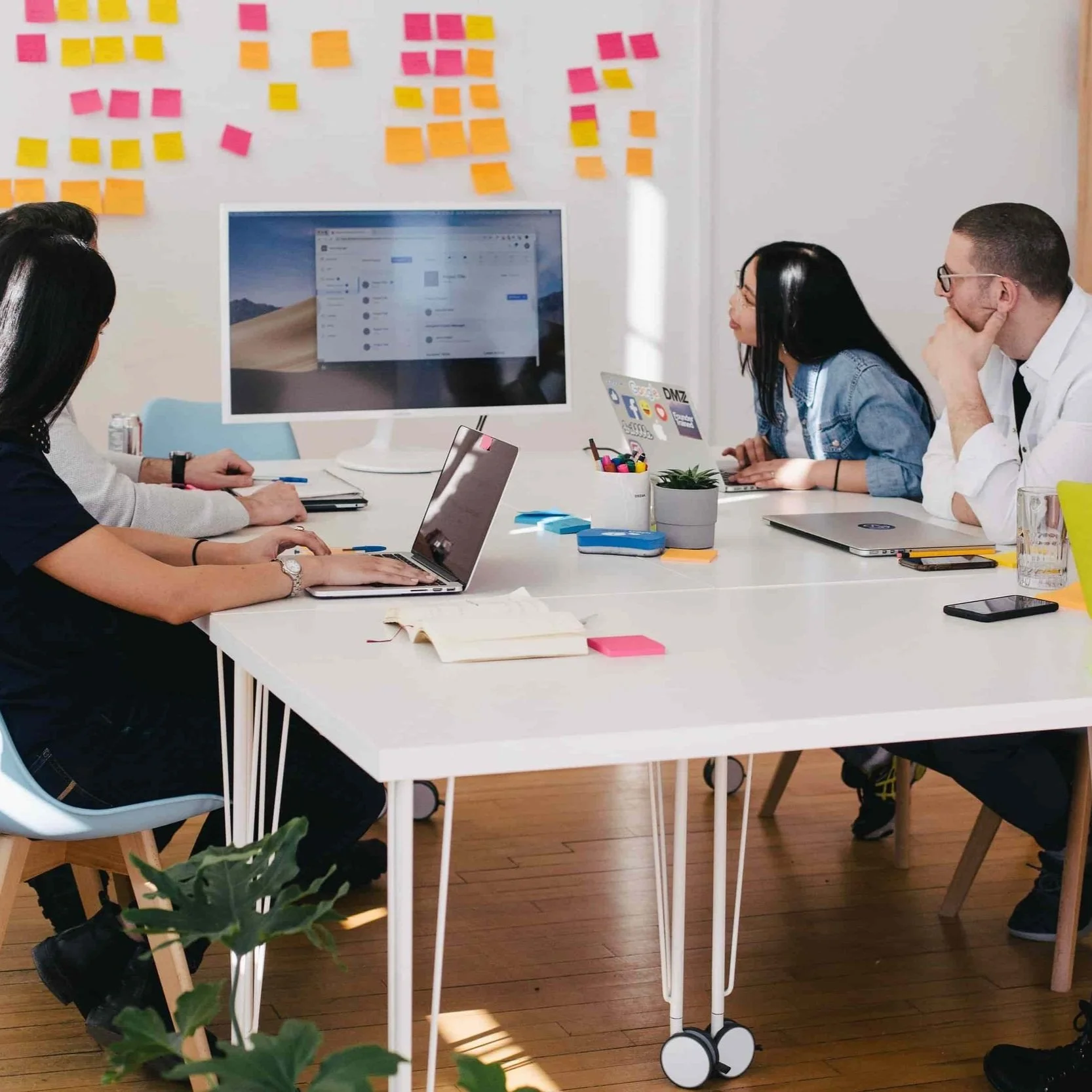 Orgnaizational-brand workshop- teamsitting around the table and looking at the screen