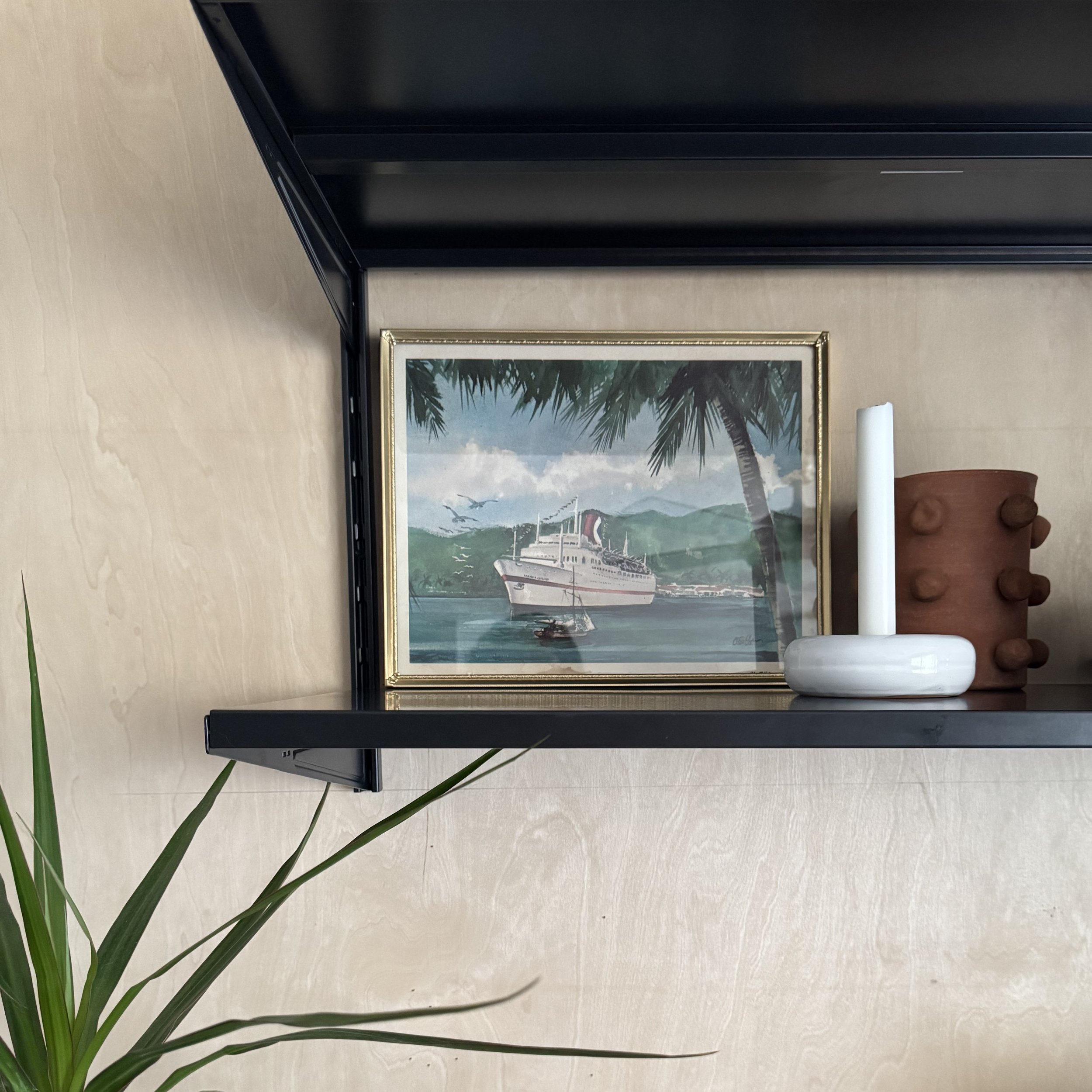 Porta velas de ceramica blanco y cuadro de barco.jpeg