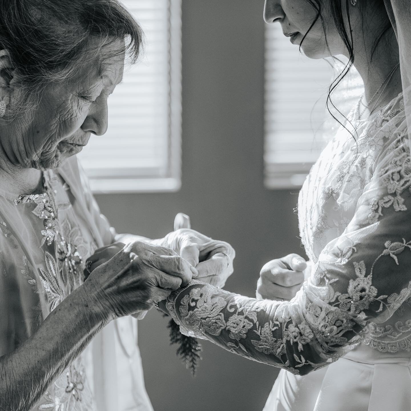 Glimpses of getting ready with the sweetest family members. A prayer with mom and a bracelet fix with grandma. 

Shout out to @jess.amsberry for capturing beautiful moments!

#portraiturebyalex #photography #coloradophotographer #coloradophotography 