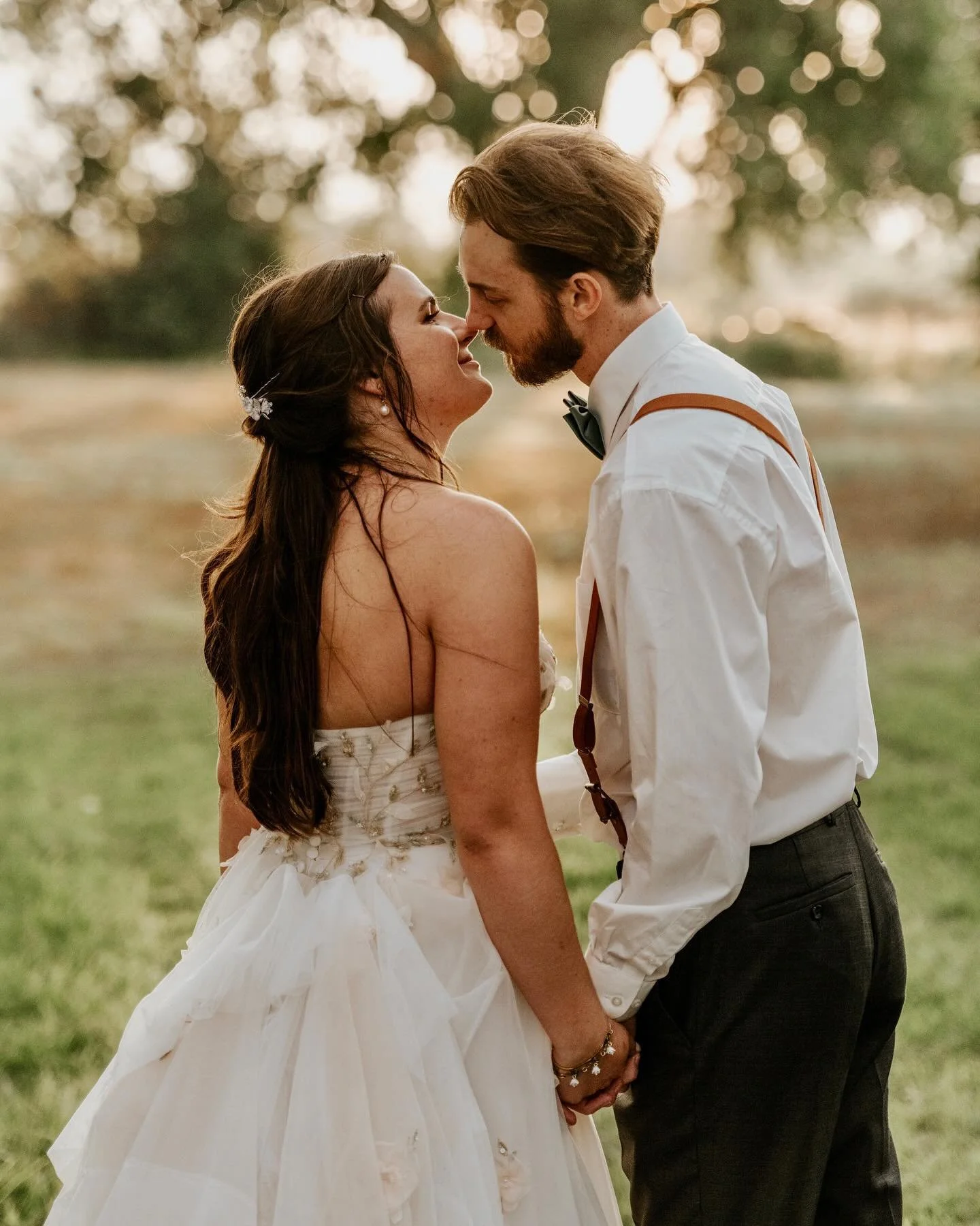 Melissa wanted to channel her inner Anne Shirley on her wedding day&hellip; I feel like she nailed it? 

#portraiturebyalex
#denvercatholicphotographer #coloradocatholicphotographer
#denverphotographer
#coloradophotographer
#coloradoweddingphotograph