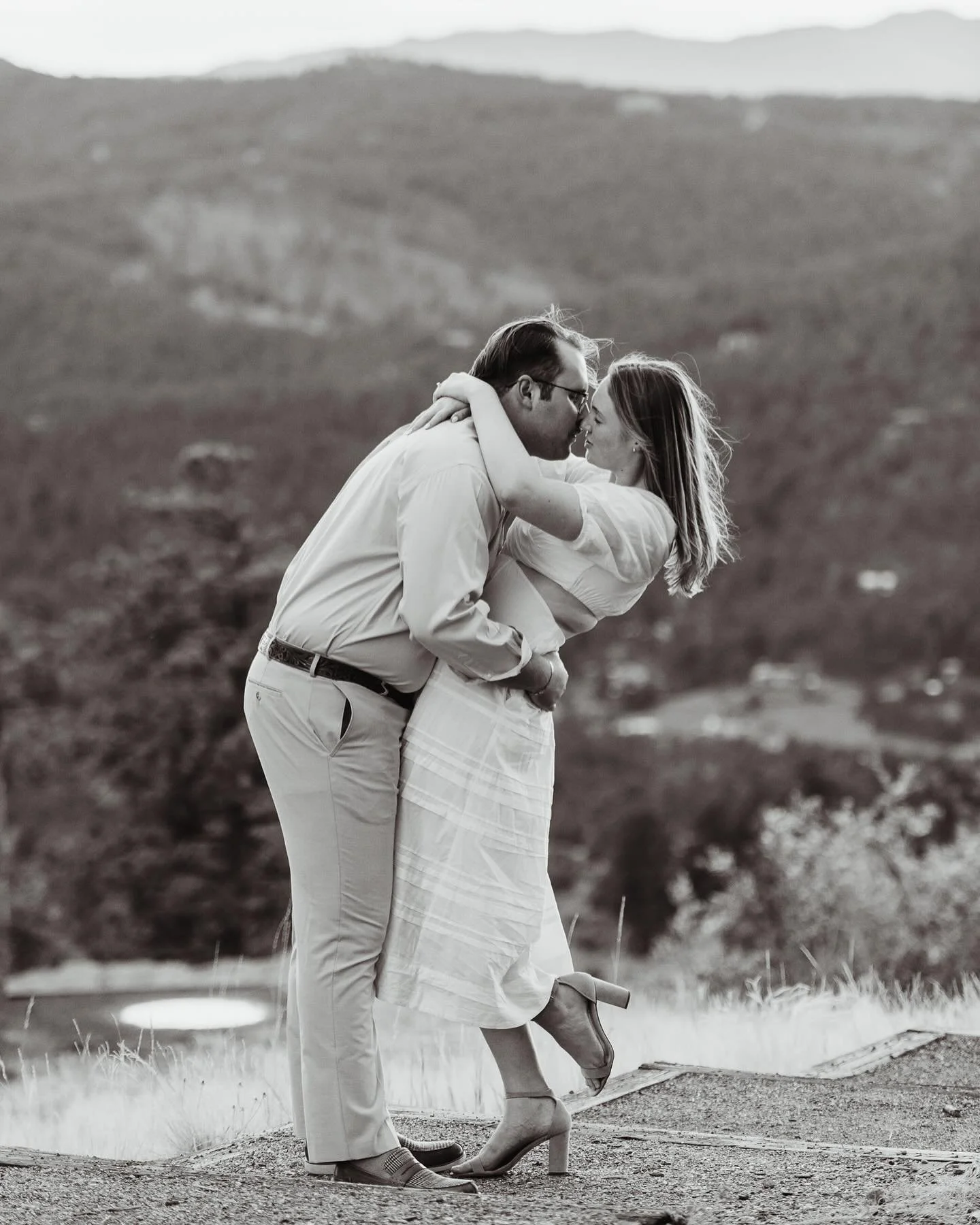 This photo is giving &ldquo;Love in the Time of War&rdquo; and I&rsquo;m obsessed with it 🙌🏻 

#portraiturebyalex
#denvercatholicphotographer #coloradocatholicphotographer
#denverphotographer
#coloradophotographer
#coloradoweddingphotographer
#denv