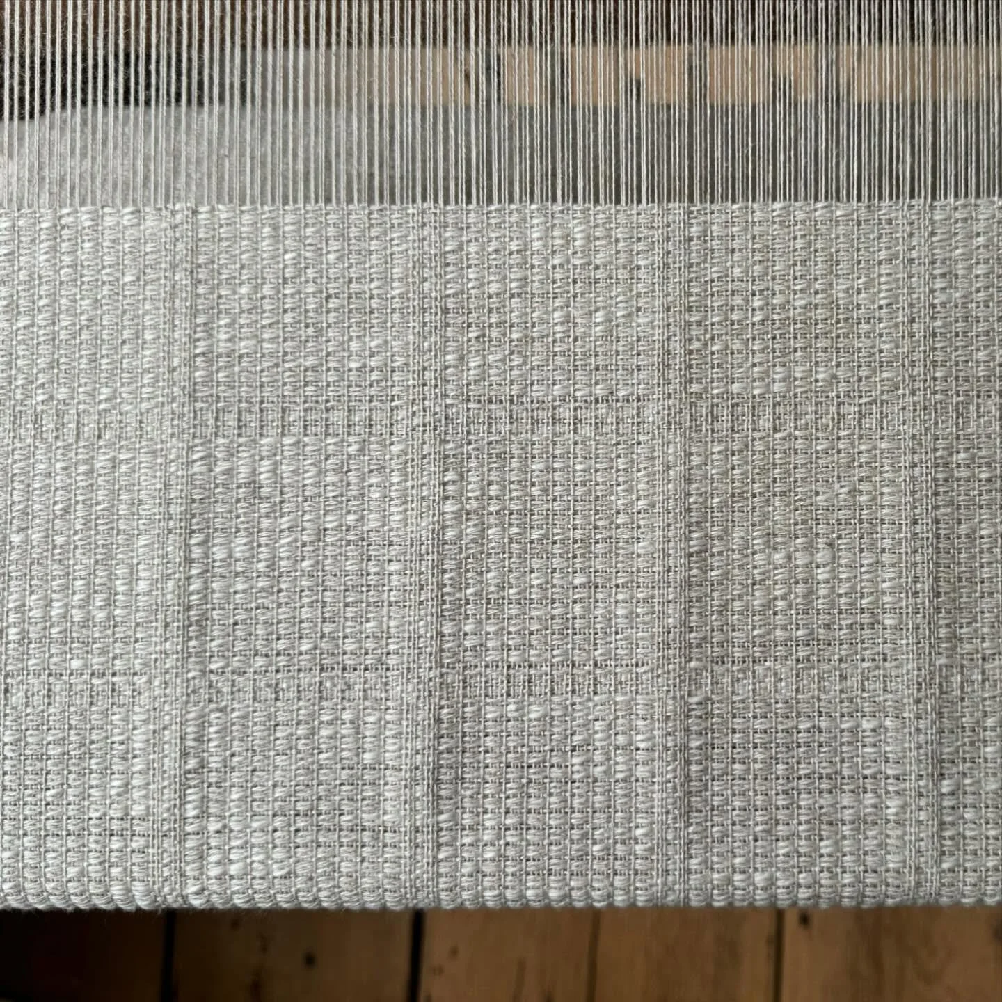 Subtle grid on the loom with Brassard cottolin warp, @weaverhouseco cotton/linen slub pattern weft and @gistyarn Duet tabby

#weaving