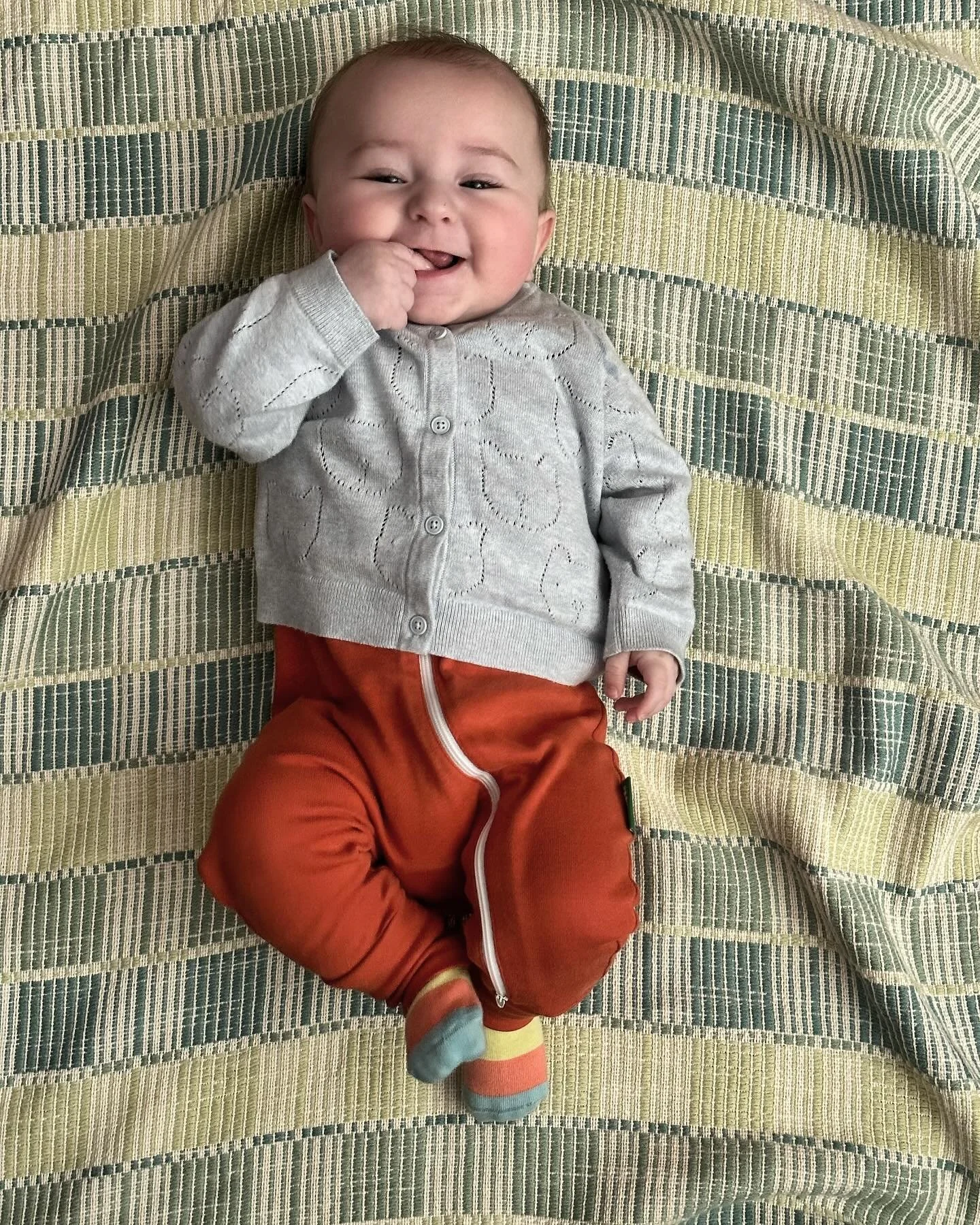 Little Lew and his under the sea baby blanket! 🐠🧶

#weaving