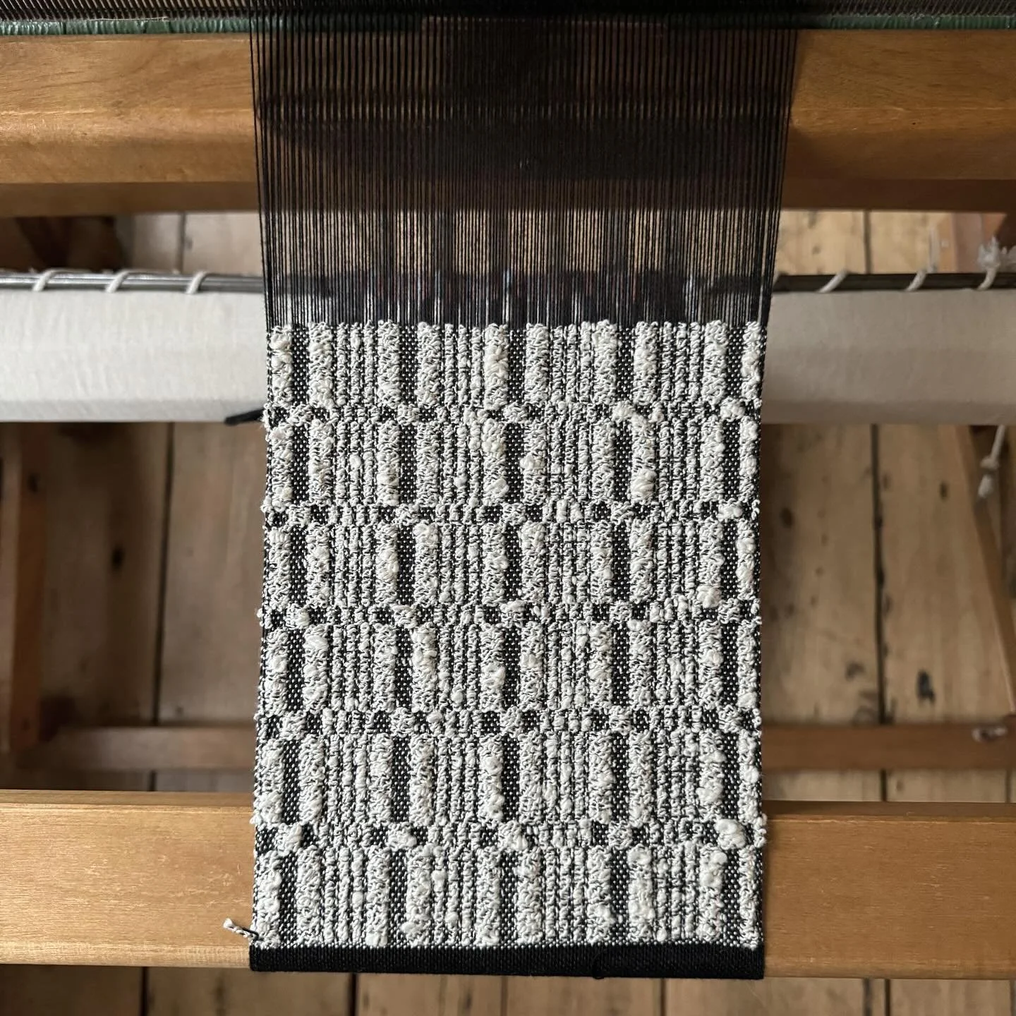 8/2 cotton warp with cotton rayon slub boucle from @weaverhouseco 🖤🤍

#weaving #monksbelt