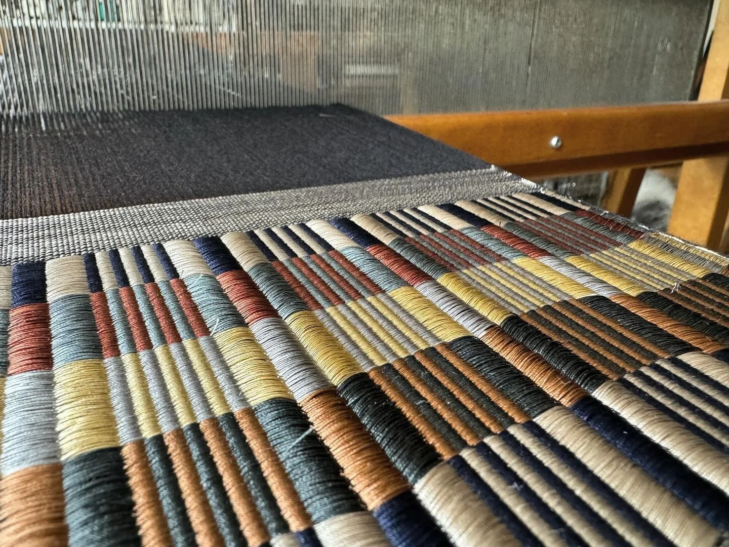 Some more experiments with silk sewing thread #monksbelt #weaving