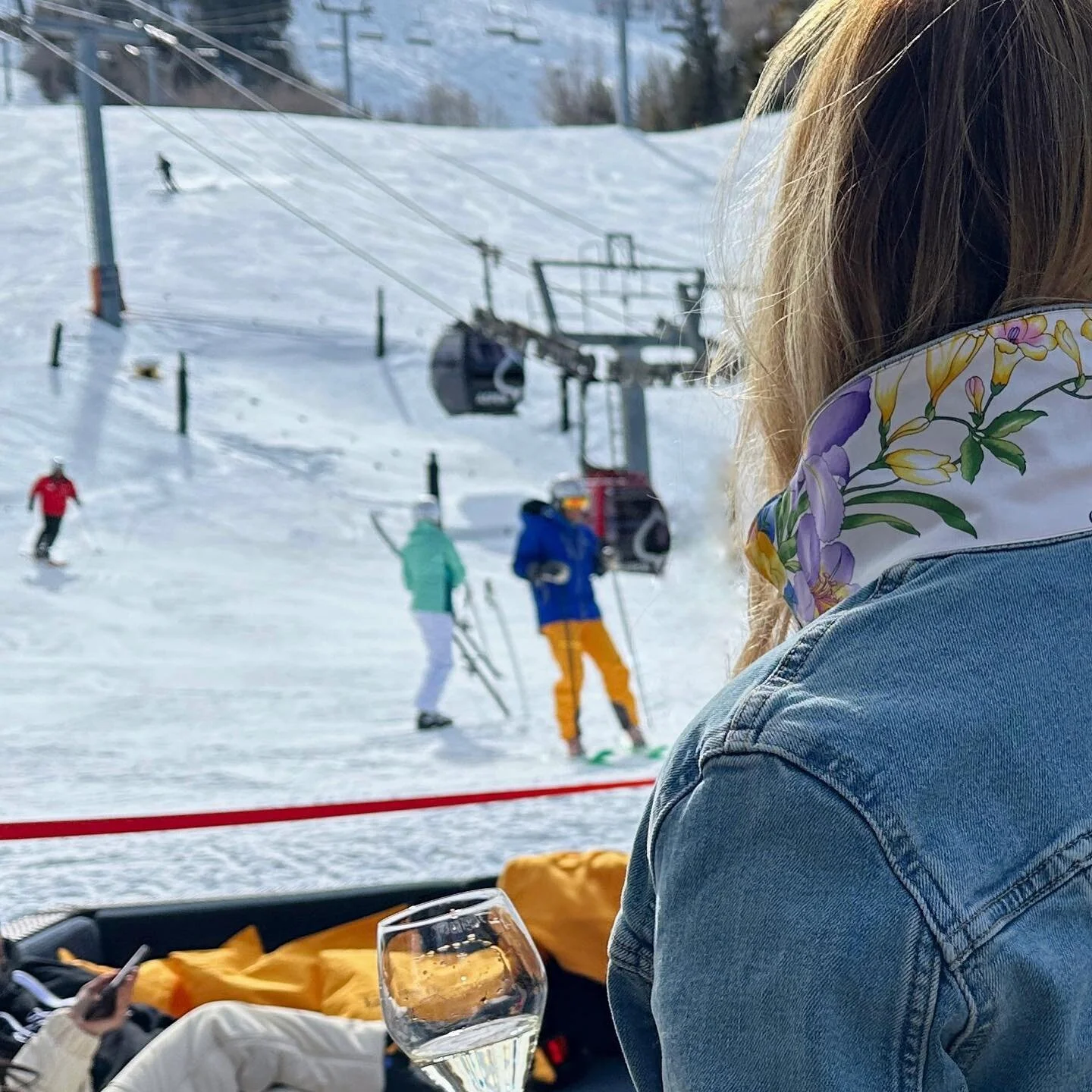 Cliquot in the Snow ❄️🥂 

@veuveclicquot 
@thelittlenell 

#TheLittleNell #AjaxTavern #VeuveCliquot #Aspen #style #Apr&eacute;sski #Apr&eacute;s