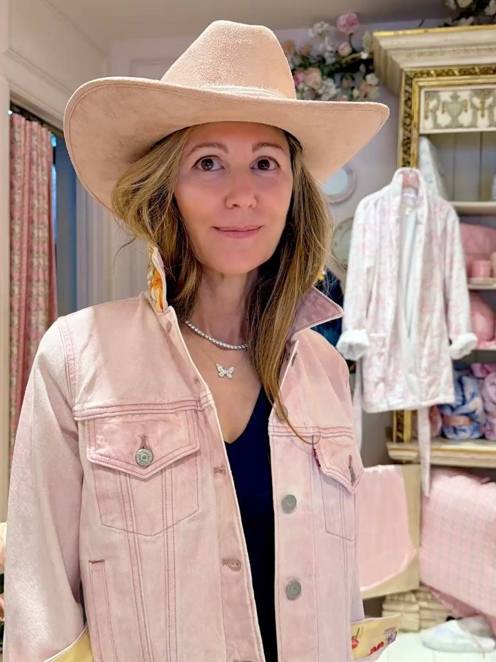 A little hat tip for her newest wardrobe addition 🤠✨

#oneofakind #Dallasstyle #fallfashion