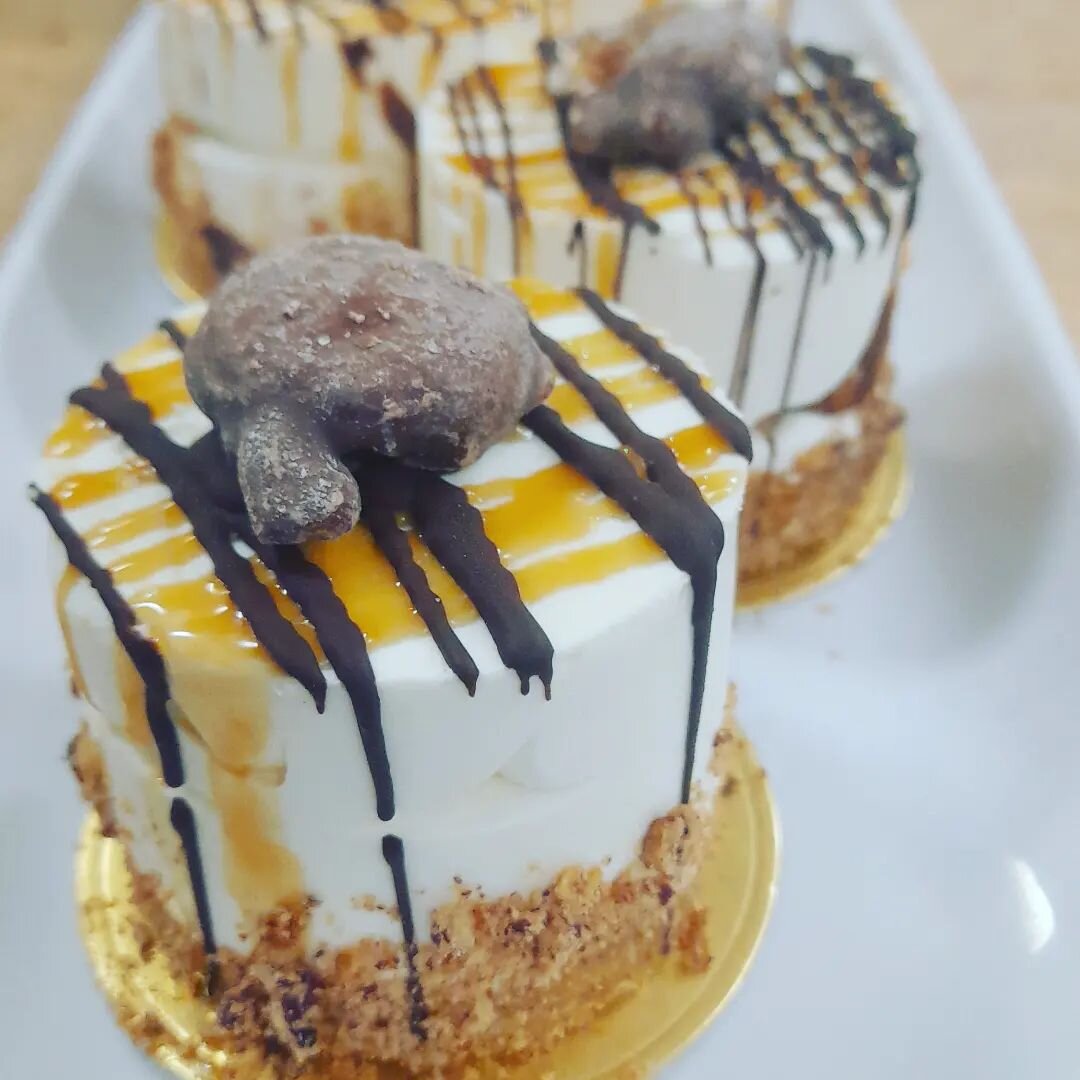 Good morning! 
Our new cheesecake mousse flavour is turtles! 
Caramel cheesecake mousse on top of dark chocolate ganache, Graham cracker crust and candied pecans! Topped off with dark chocolate, caramel,  pinch of salt and a mini turtle!