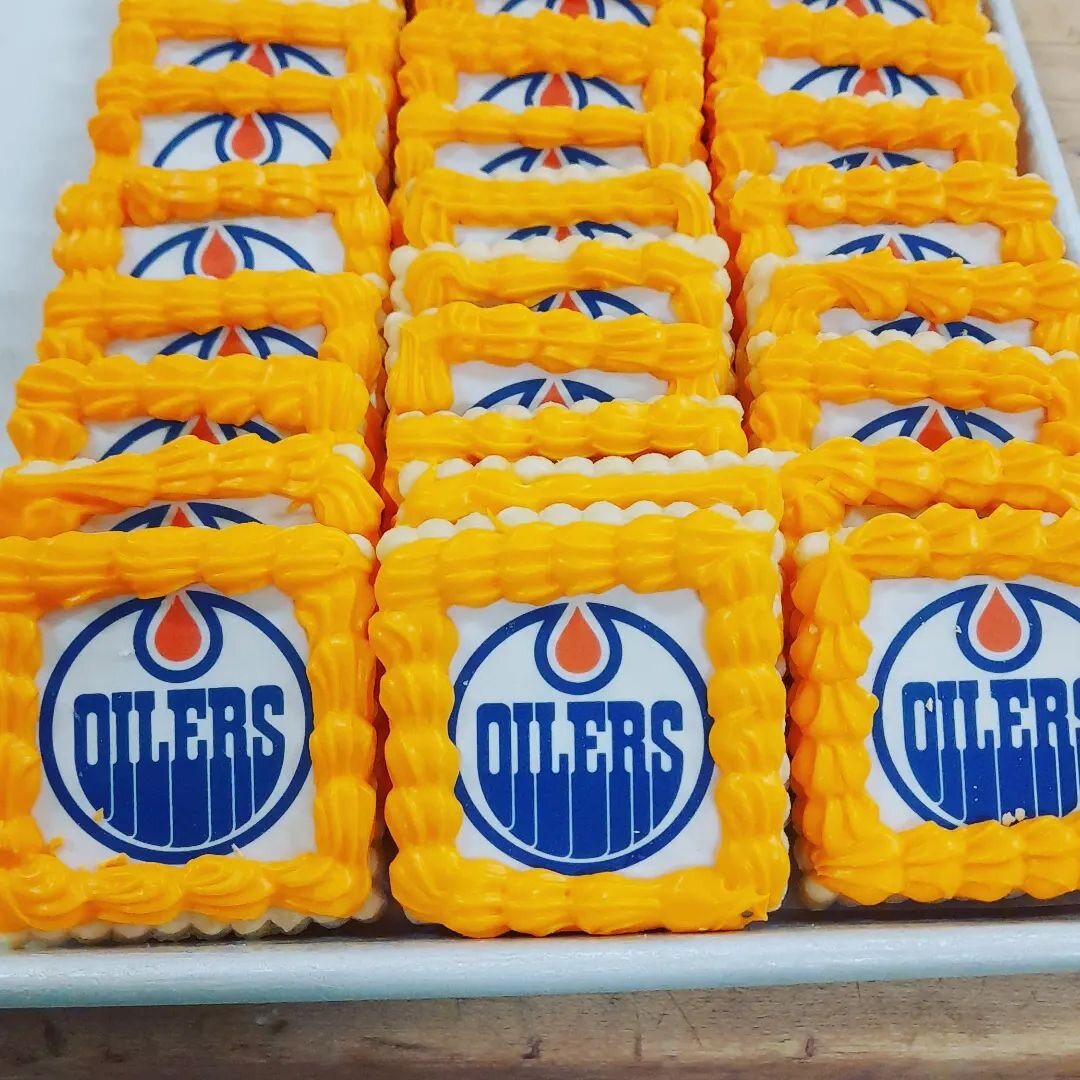 Go Oilers go! 
Cheer on Alberta's favourite team with these Oilers sugar cookies! 

#oilers #elienekesbakeshop #barrhead