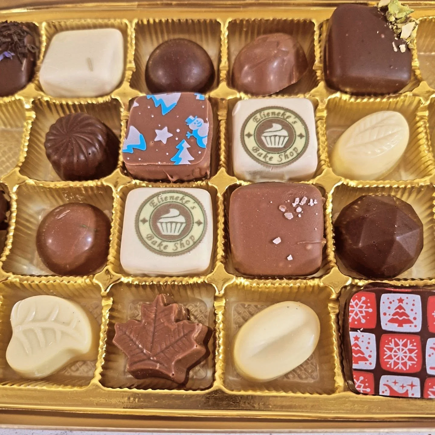 Are you looking for a unique company gift for staff, customers or suppliers? We can print your logo on chocolates, macarons and cookies! Send us a message if you would like to create a custom box! 

#elienekesbakeshop #barrhead #supportlocal